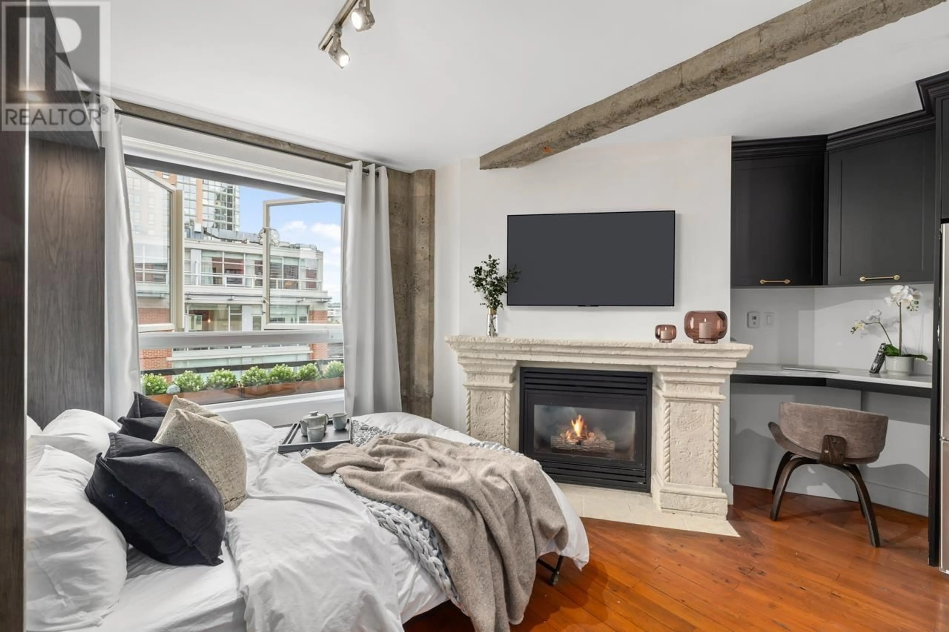 Living room with furniture, wood/laminate floor for 412 - 1216 HOMER STREET, Vancouver British Columbia V6B6K5