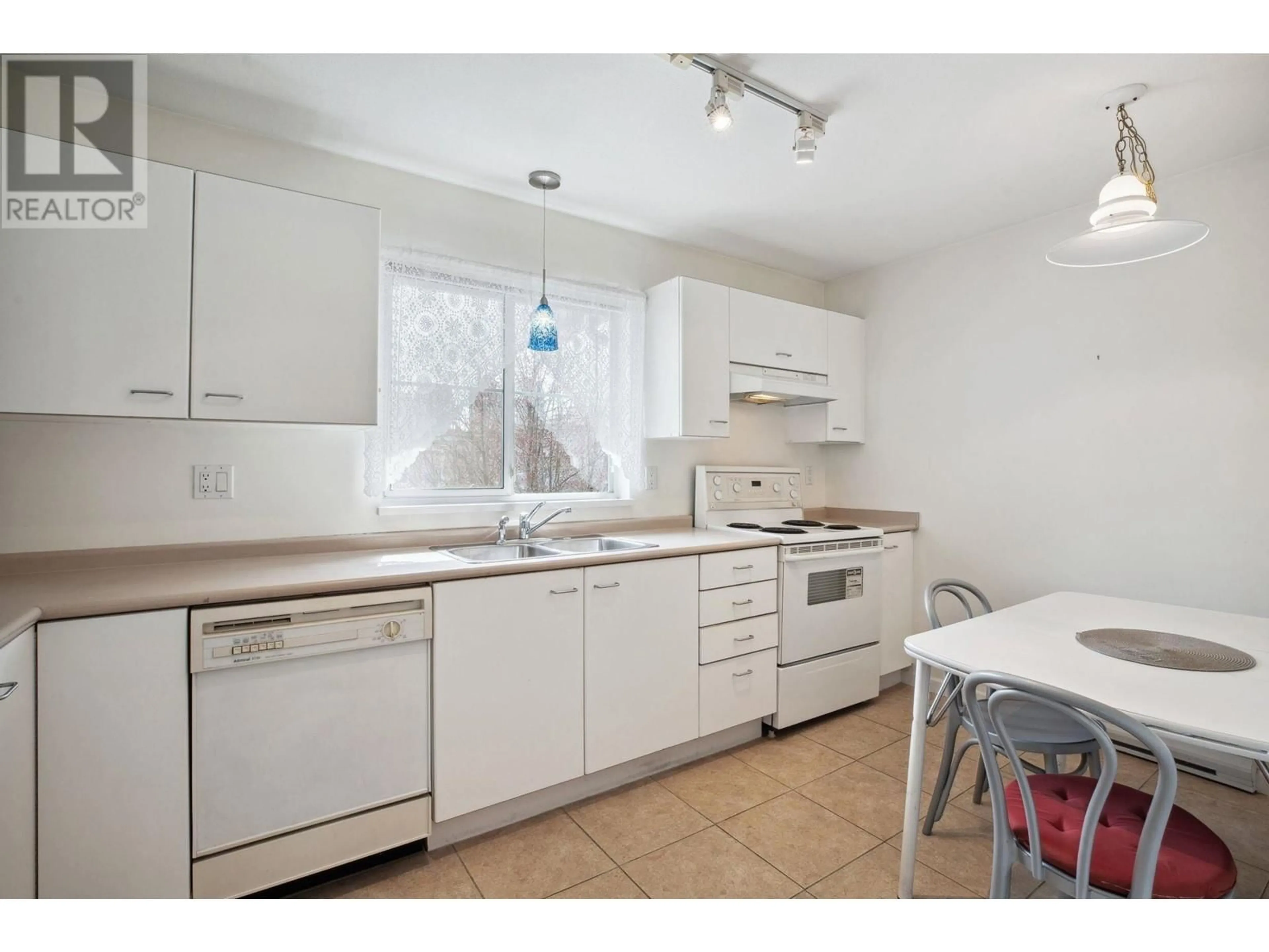 Standard kitchen, unknown for 426 - 1252 TOWN CENTRE BOULEVARD, Coquitlam British Columbia V3B7R7