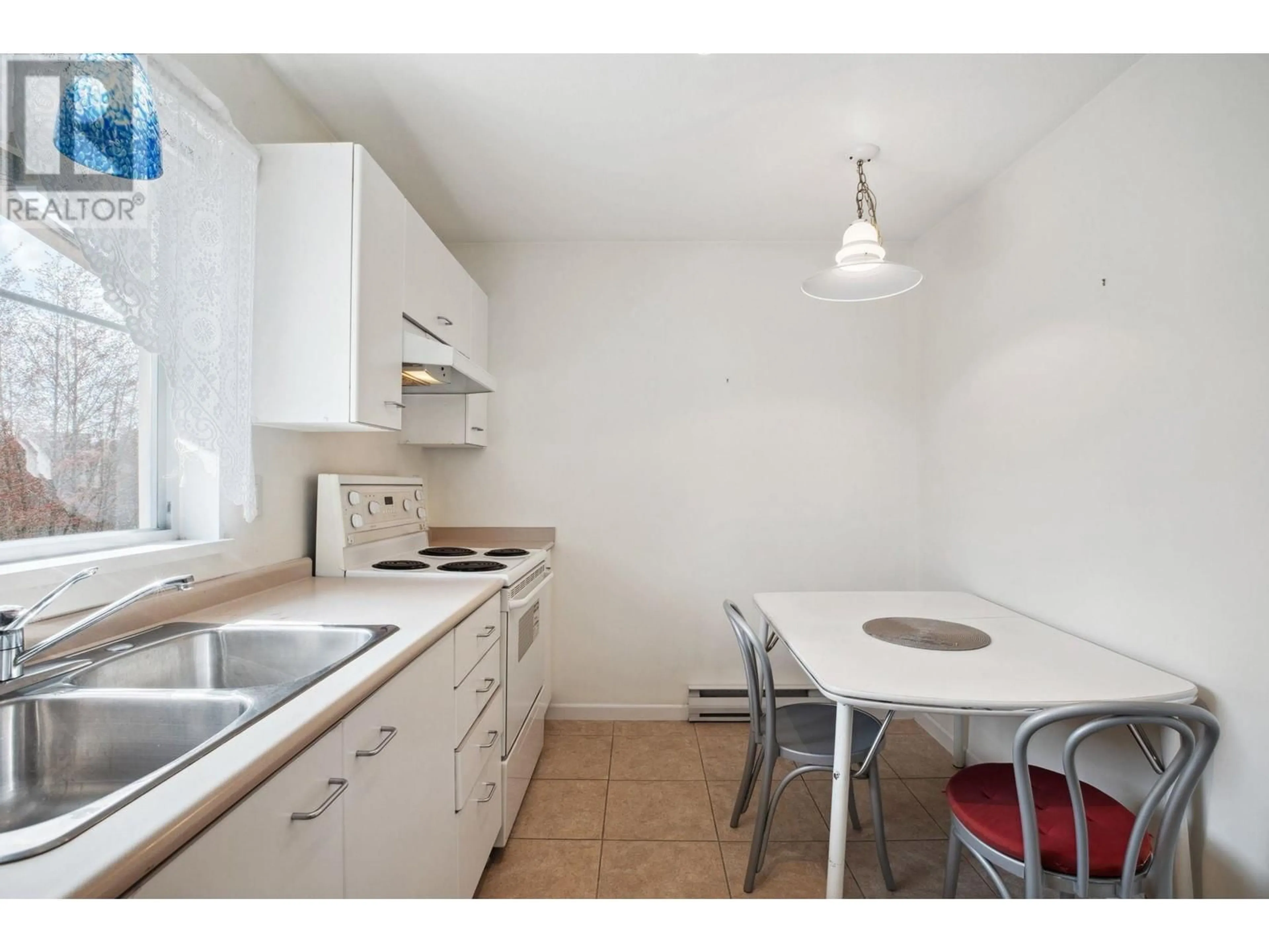 Standard kitchen, unknown for 426 - 1252 TOWN CENTRE BOULEVARD, Coquitlam British Columbia V3B7R7