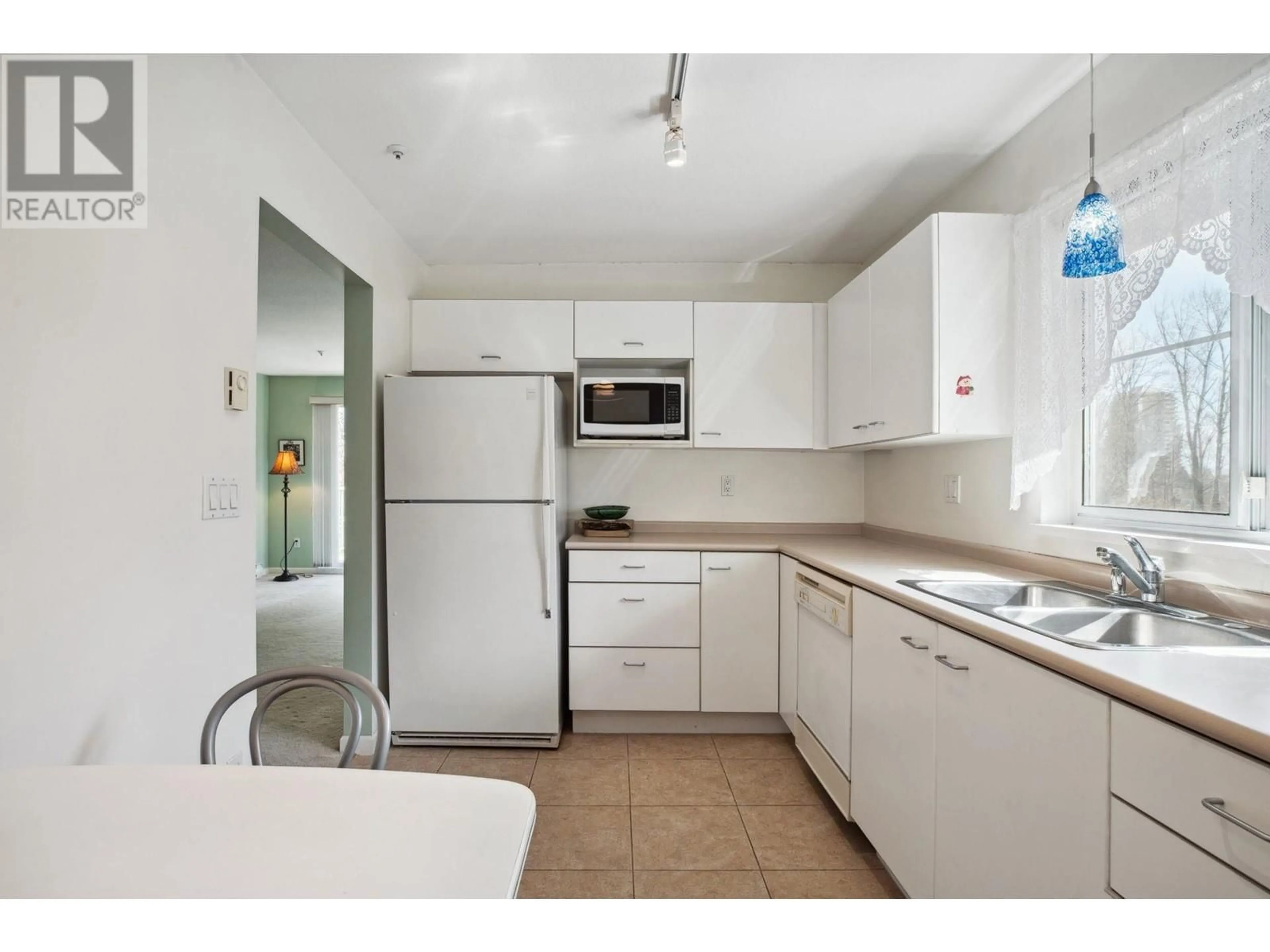 Standard kitchen, unknown for 426 - 1252 TOWN CENTRE BOULEVARD, Coquitlam British Columbia V3B7R7