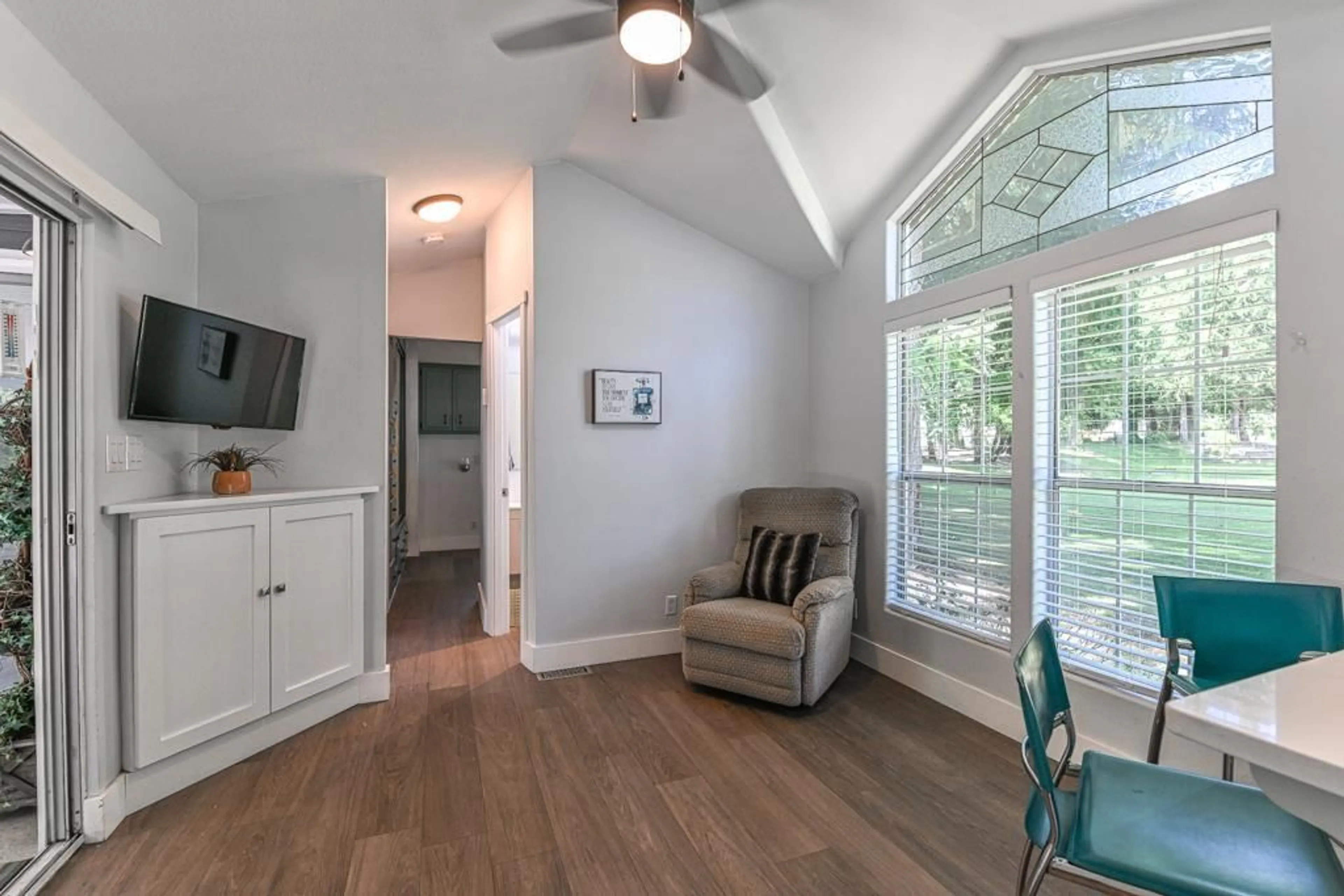 Living room with furniture, unknown for 17 - 14600 MORRIS VALLEY, Mission British Columbia V0M1A1