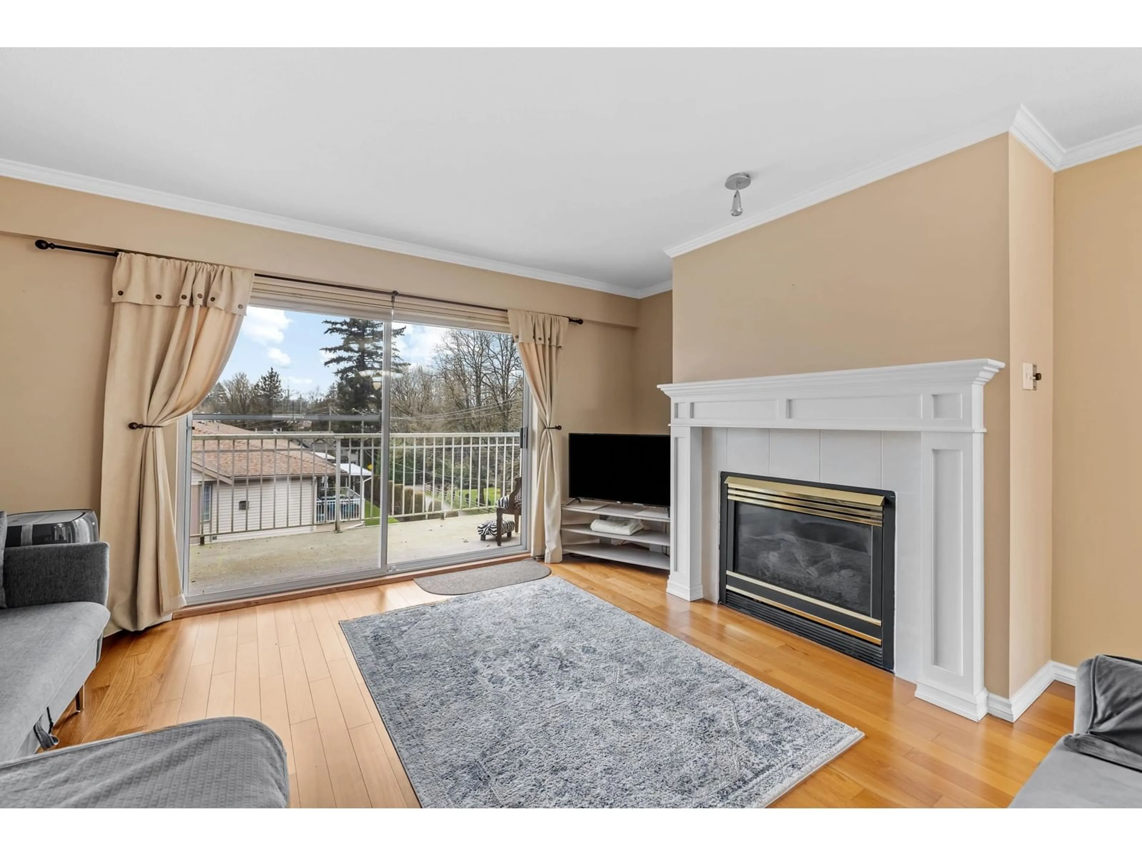 Living room with furniture, wood/laminate floor for 48 - 3110 TRAFALGAR, Abbotsford British Columbia V2S7X7