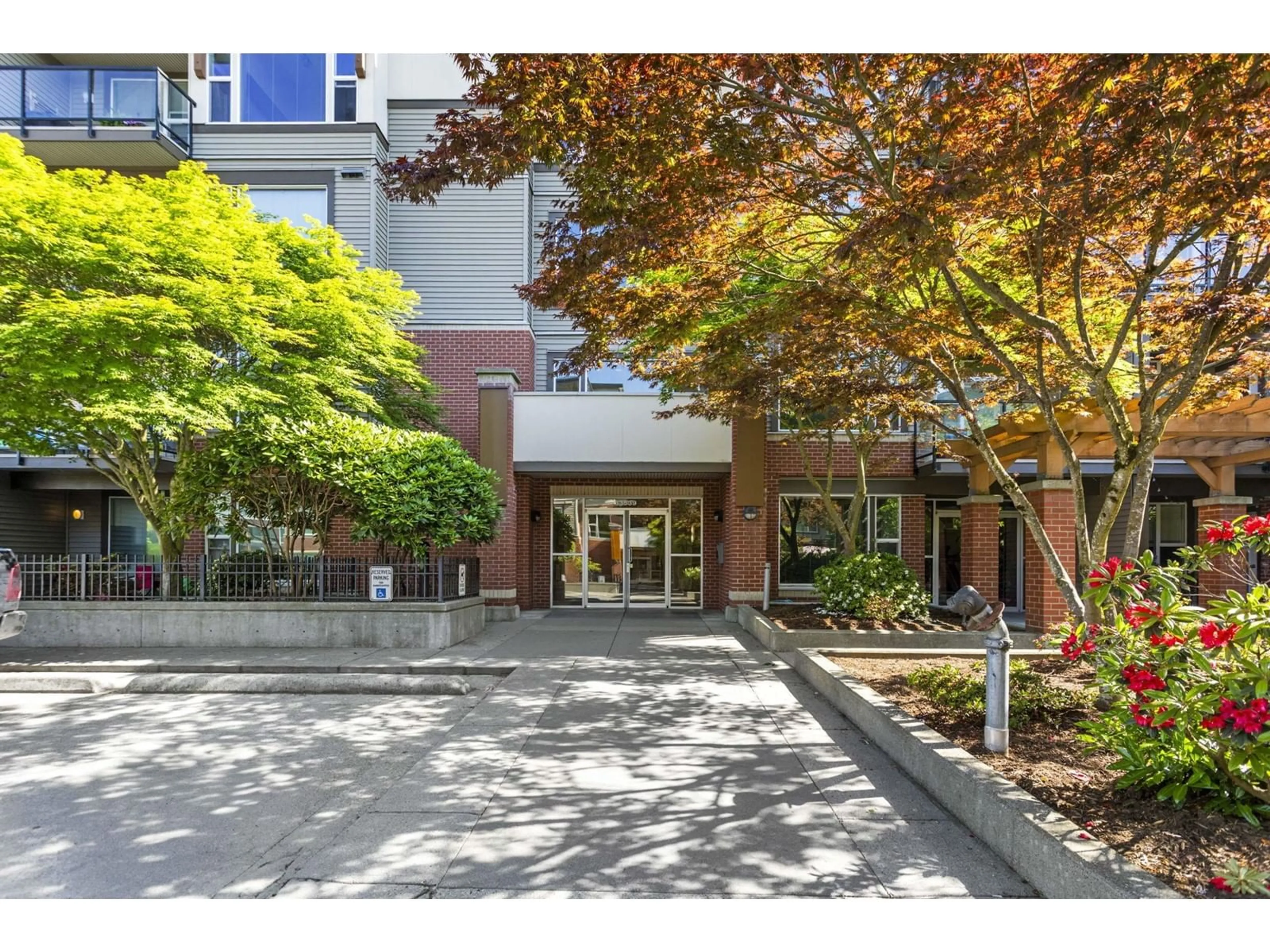 Indoor foyer for 203 - 33539 HOLLAND, Abbotsford British Columbia V2S0C6