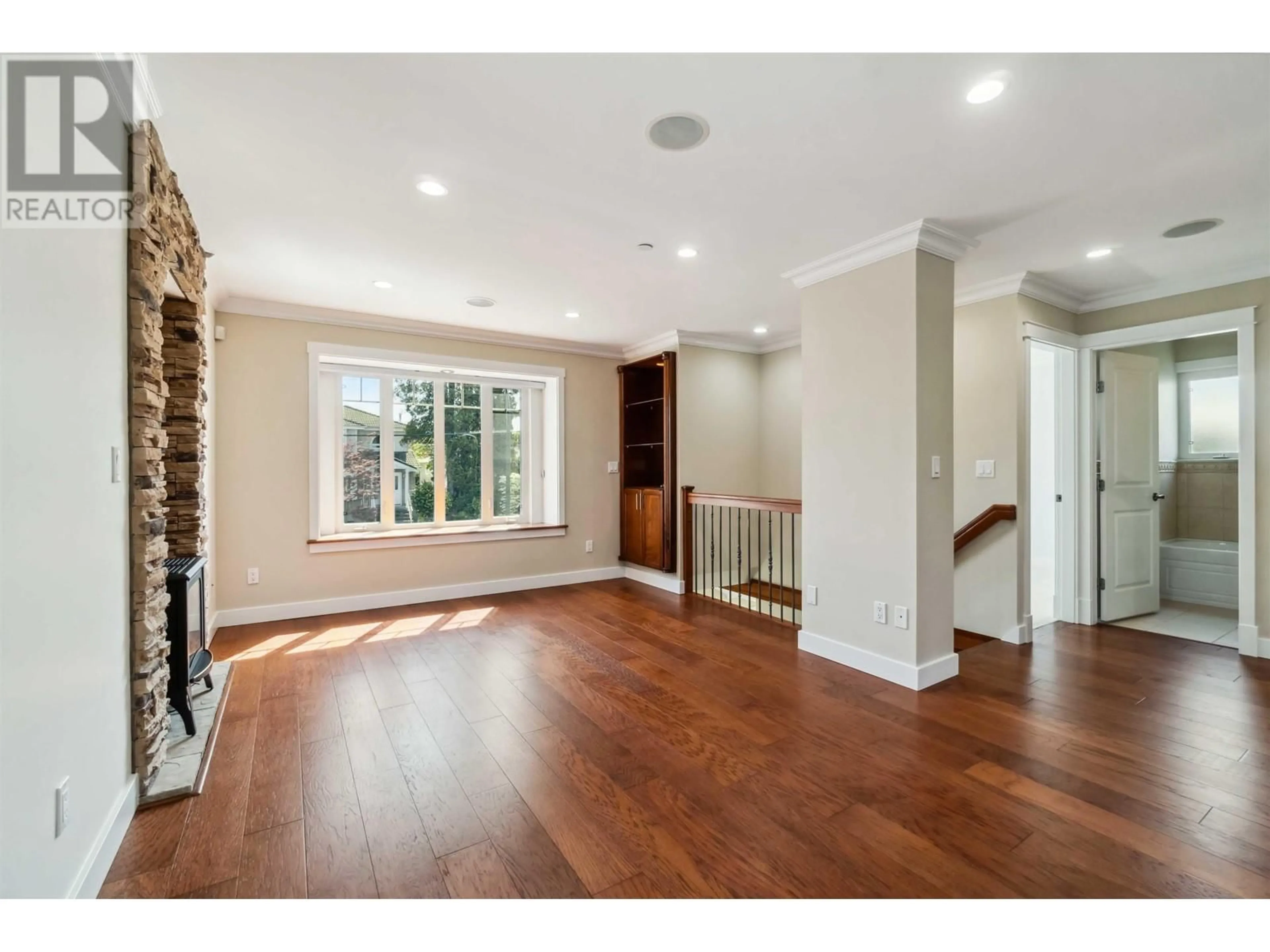 Indoor entryway for 6167 COMMERCIAL STREET, Vancouver British Columbia V5P3P2
