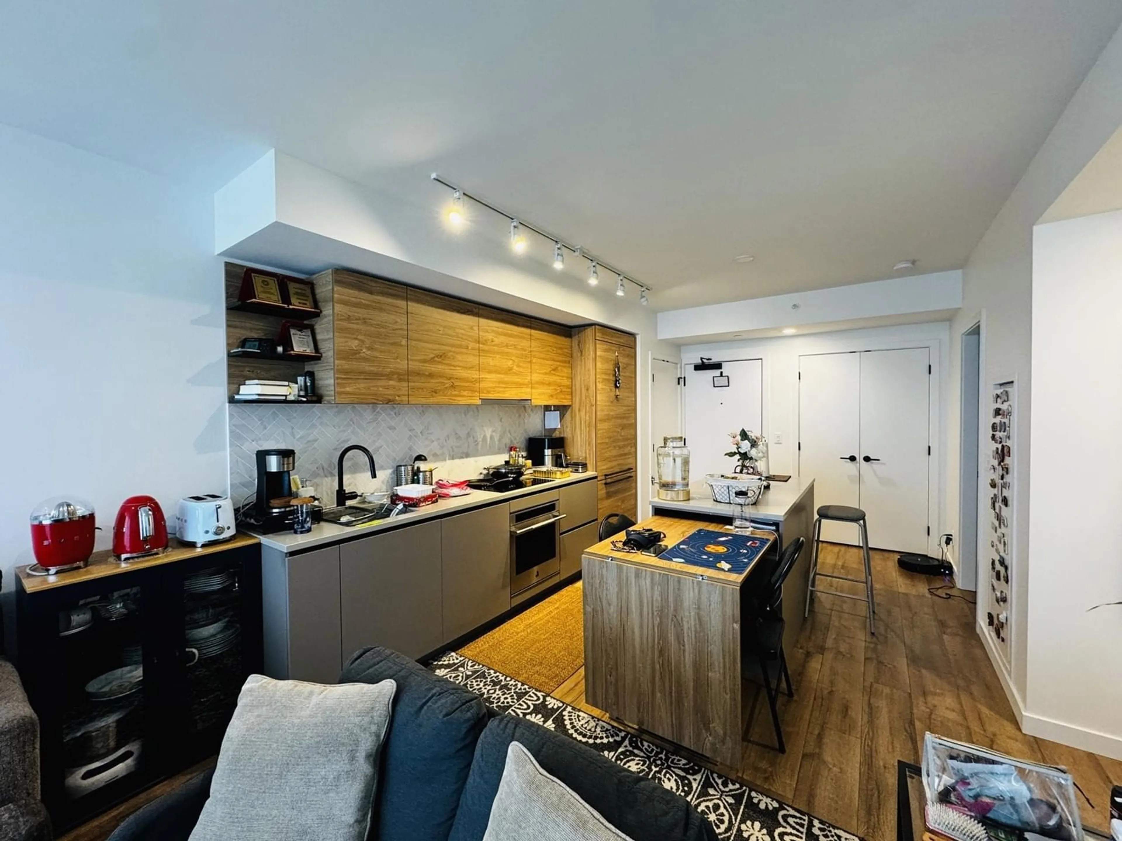 Open concept kitchen, unknown for 1901 - 13428 105, Surrey British Columbia V3T4B2