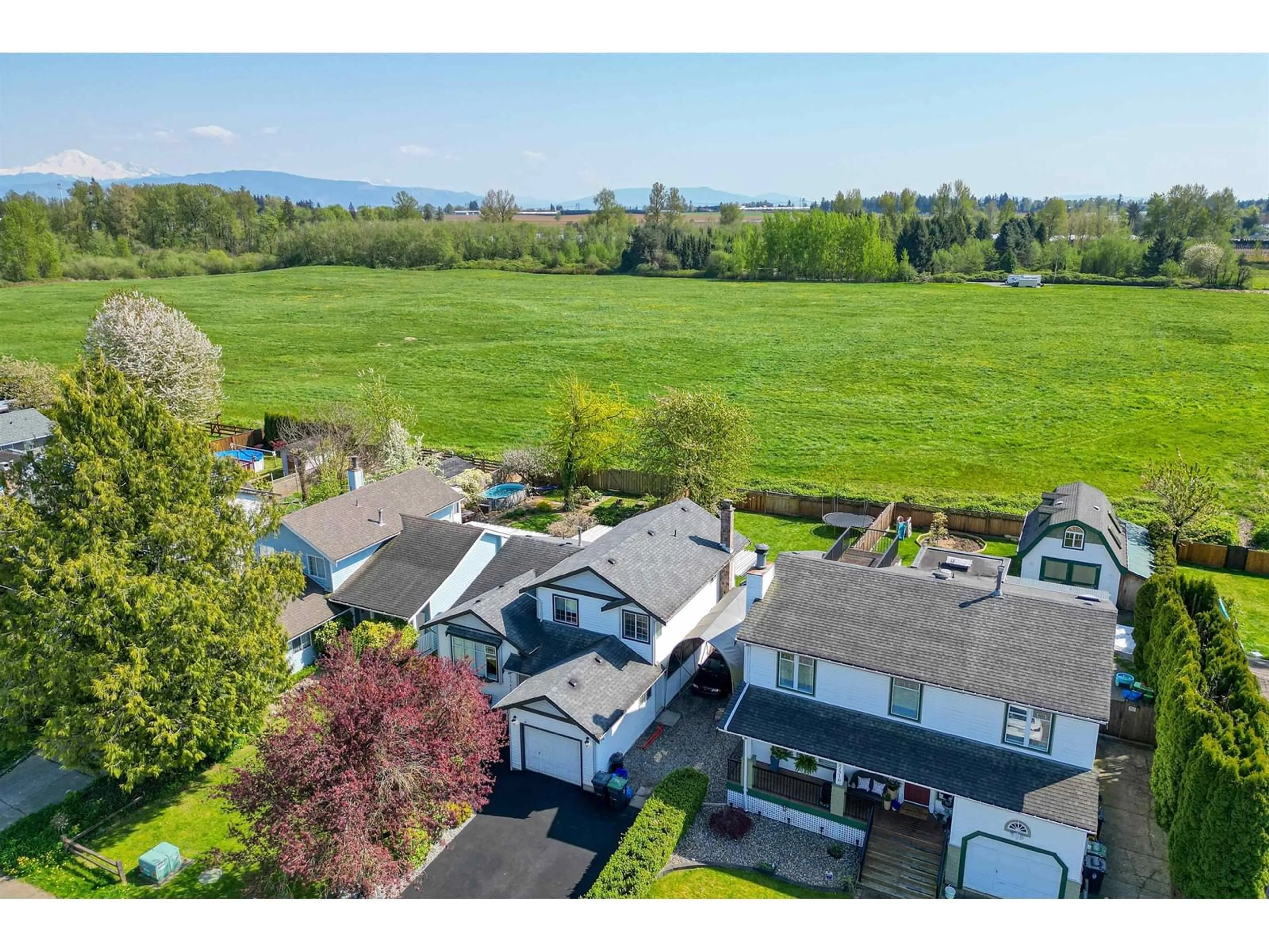 A pic from outside/outdoor area/front of a property/back of a property/a pic from drone, mountain view for 27320 26B, Langley British Columbia V4W3K2