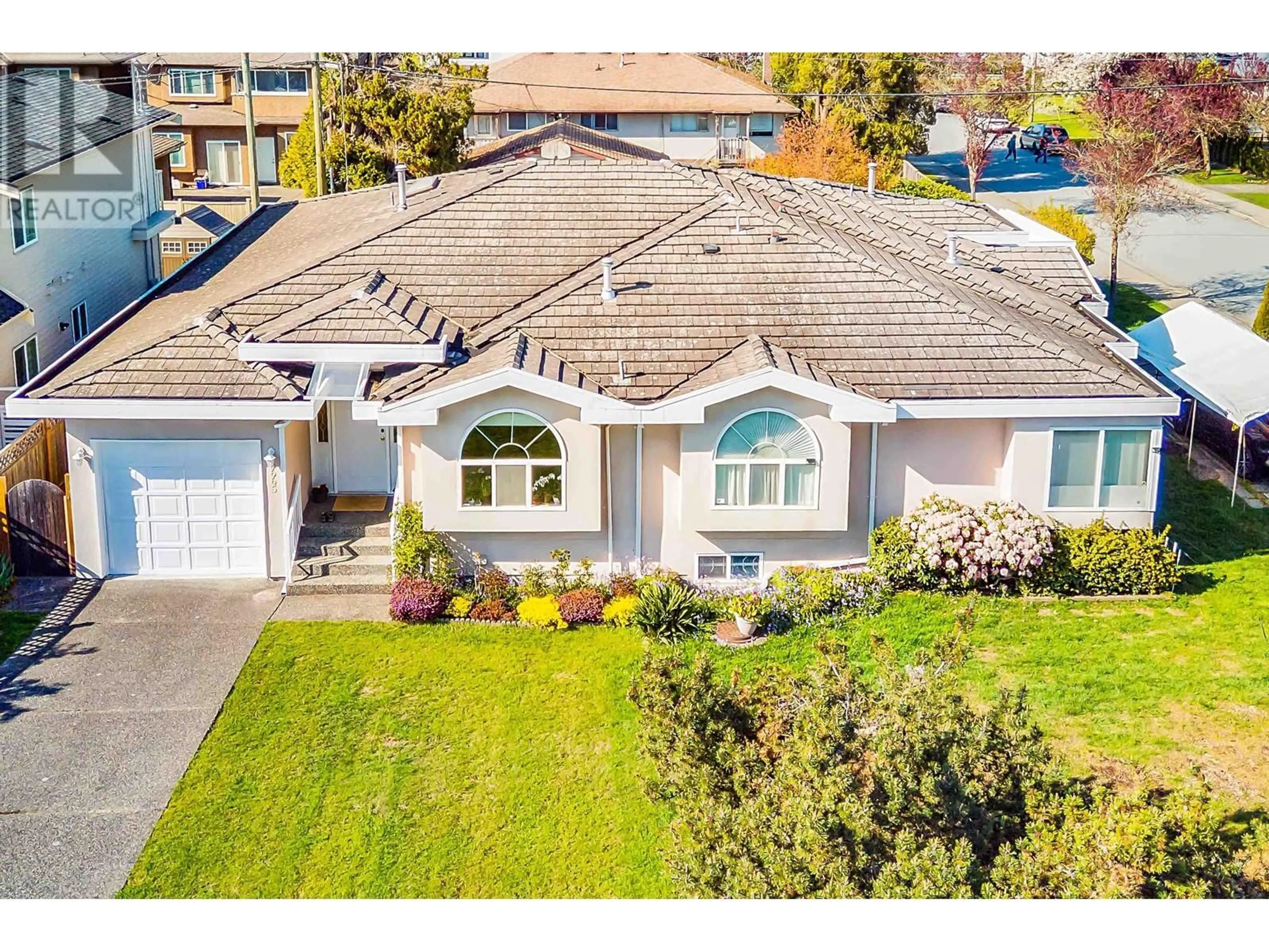 A pic from outside/outdoor area/front of a property/back of a property/a pic from drone, street for 6665 UNION STREET, Burnaby British Columbia V5B1W7