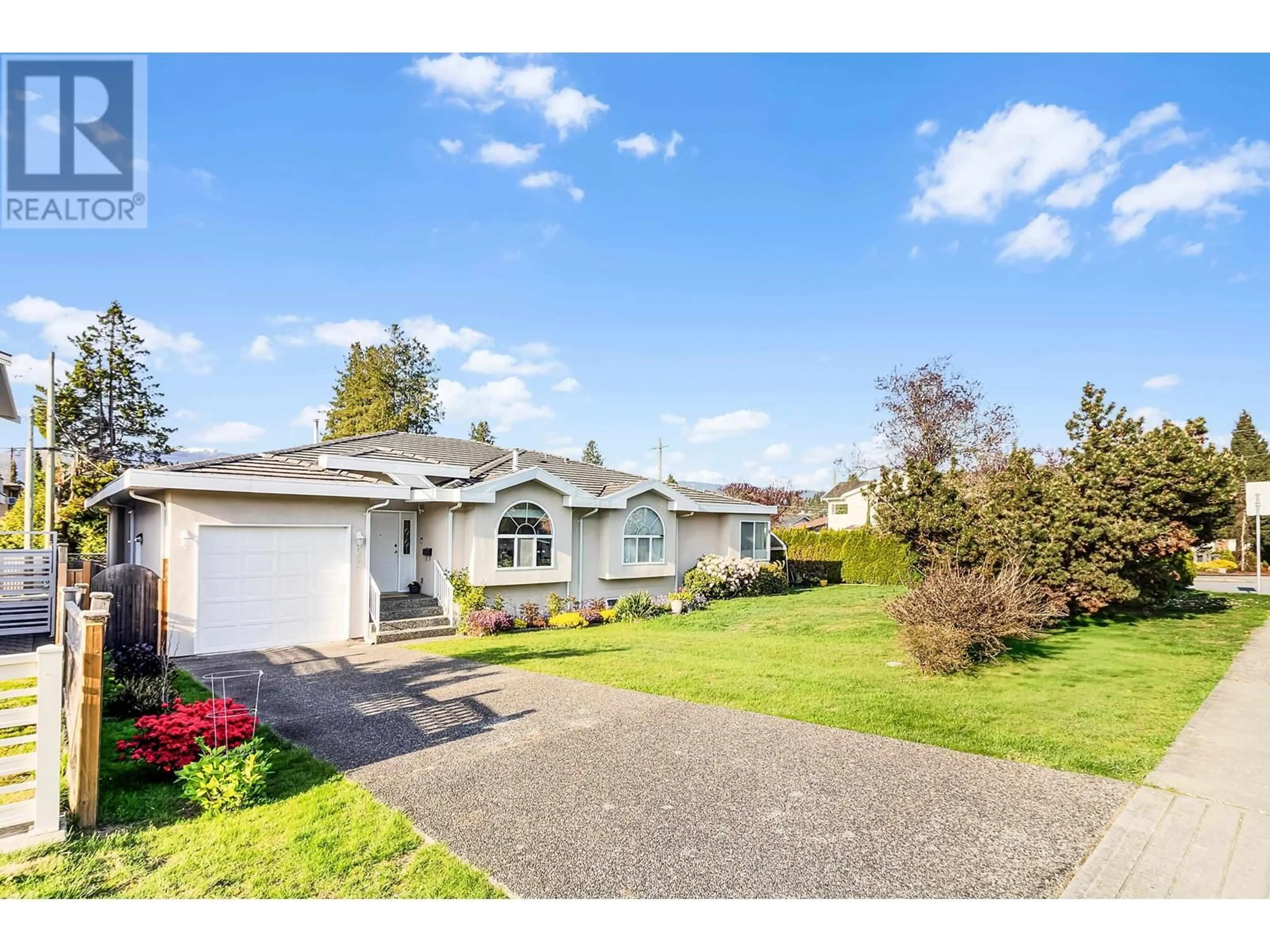 Home with vinyl exterior material, street for 6665 UNION STREET, Burnaby British Columbia V5B1W7