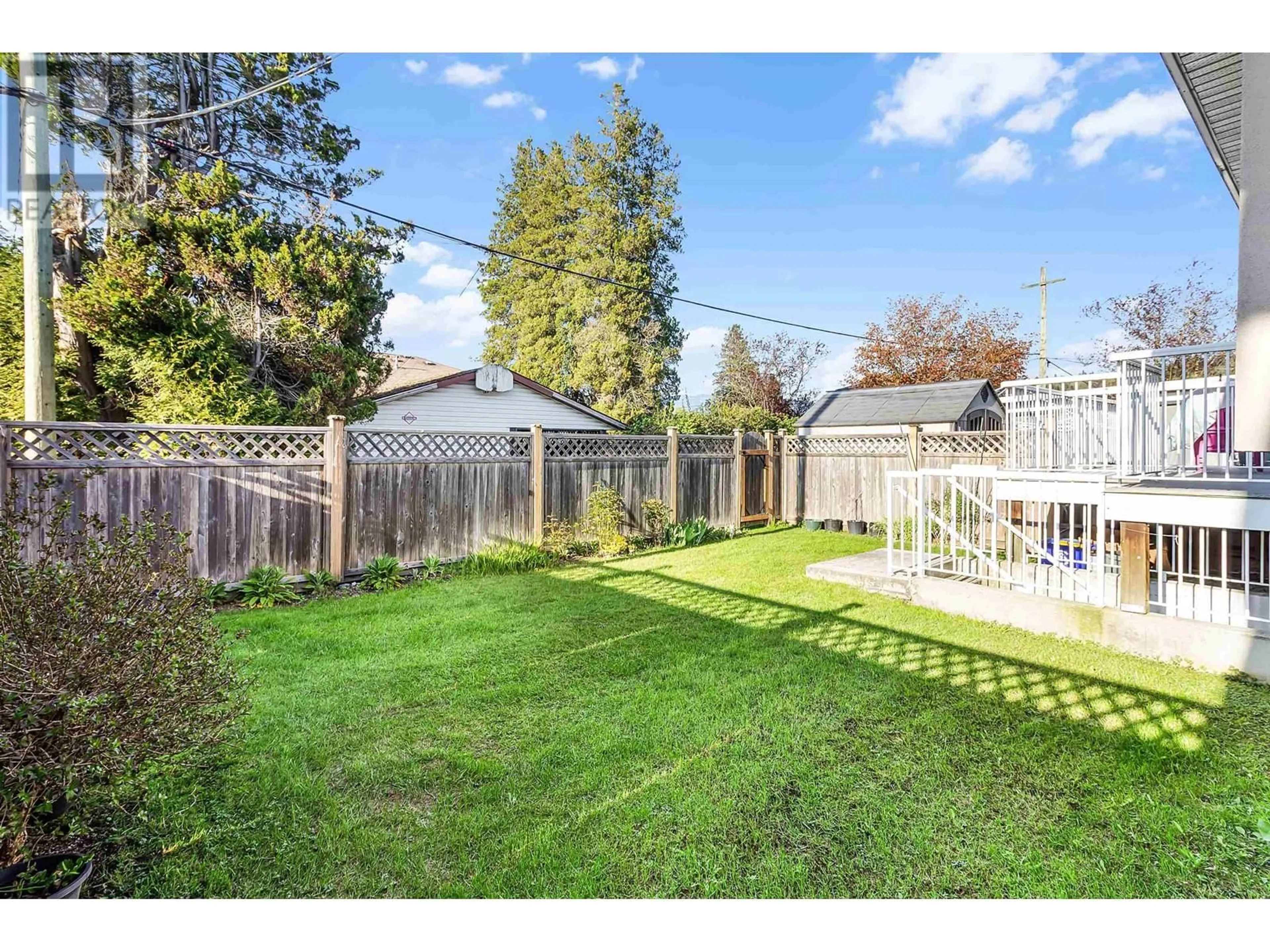 Patio, street for 6665 UNION STREET, Burnaby British Columbia V5B1W7
