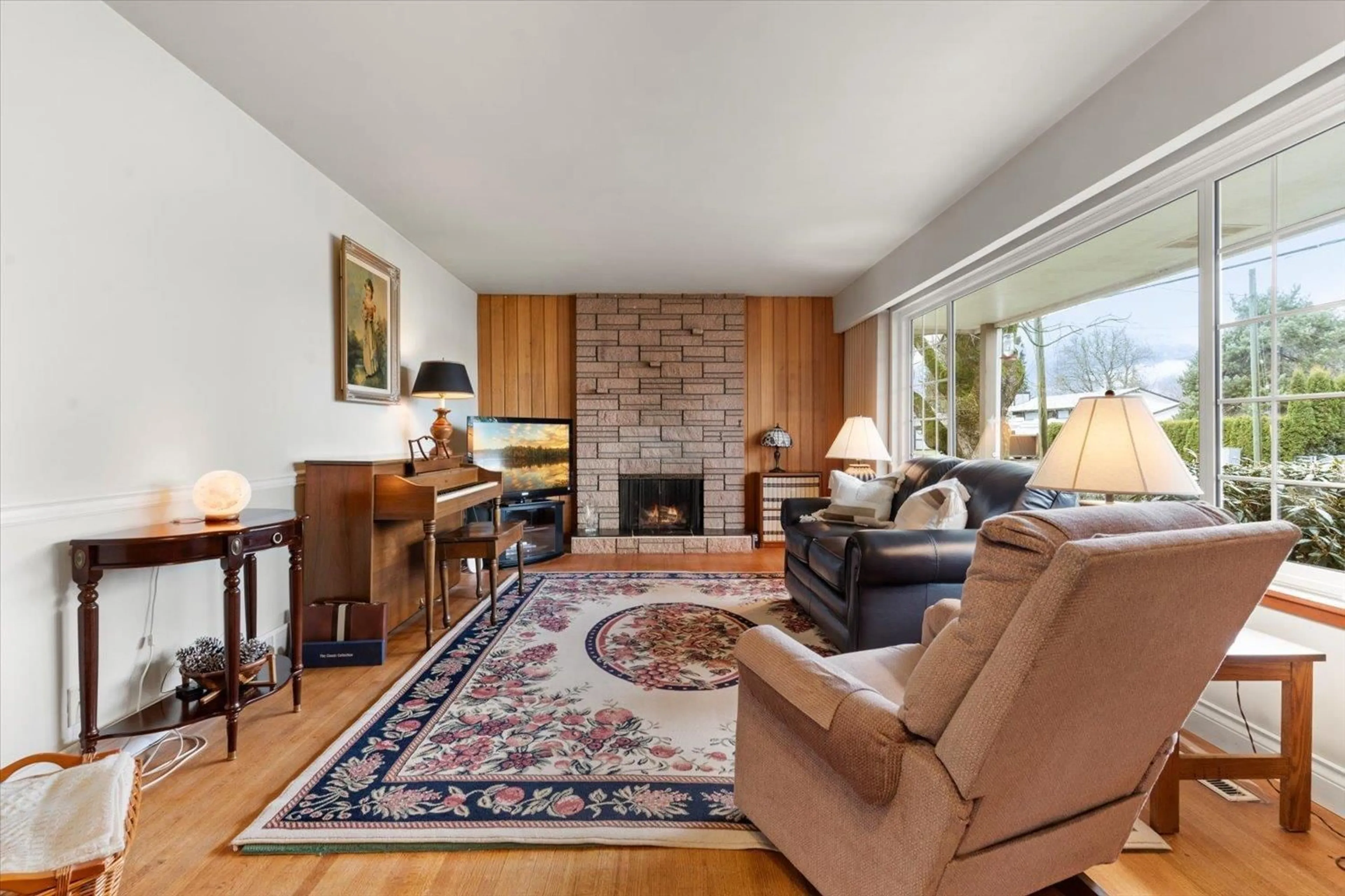 Living room with furniture, unknown for 46268 STRATHCONA ROAD, Chilliwack British Columbia V2P3T3