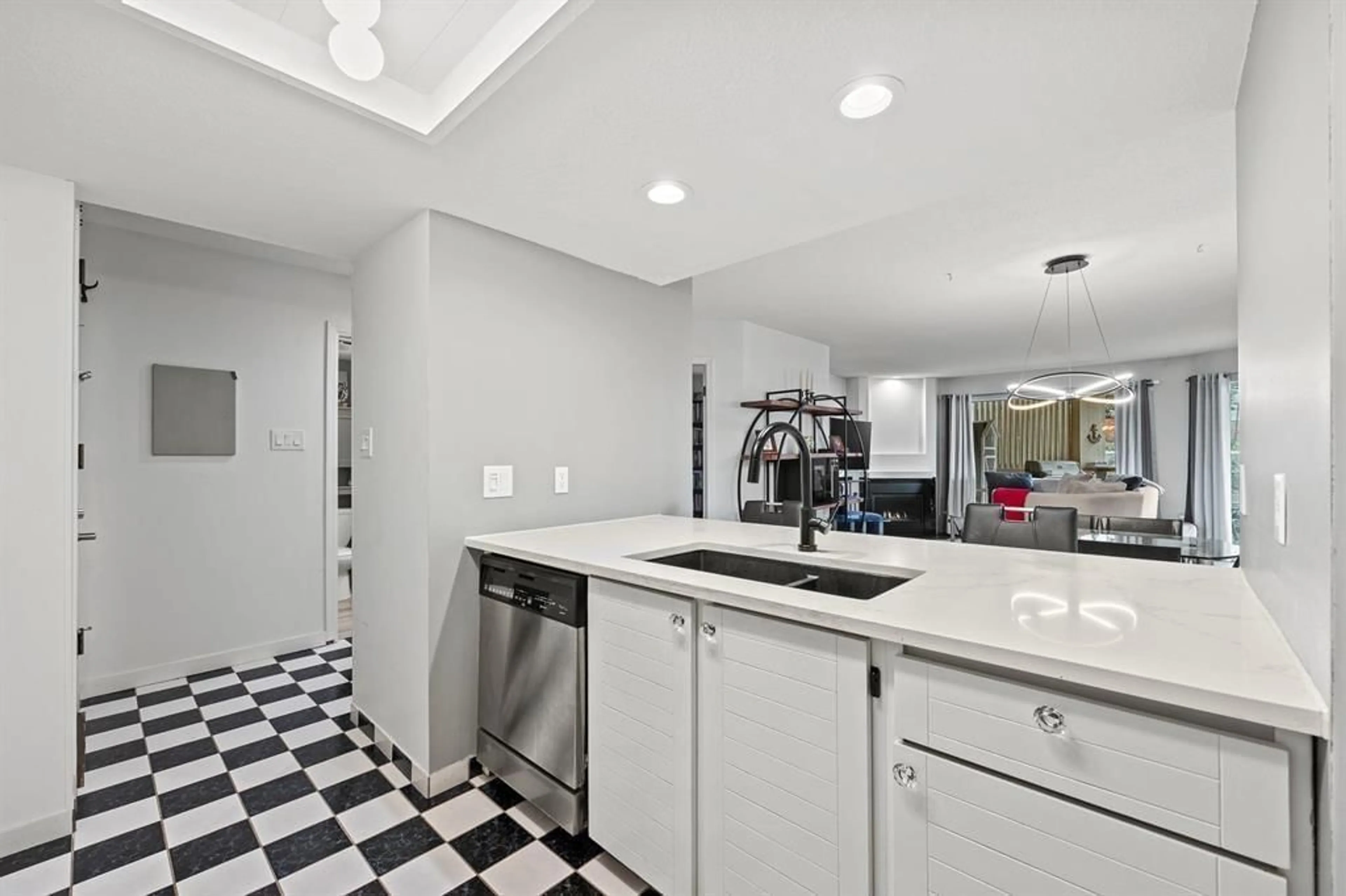 Unknown for 102 - 15025 VICTORIA, White Rock British Columbia V4B1G2