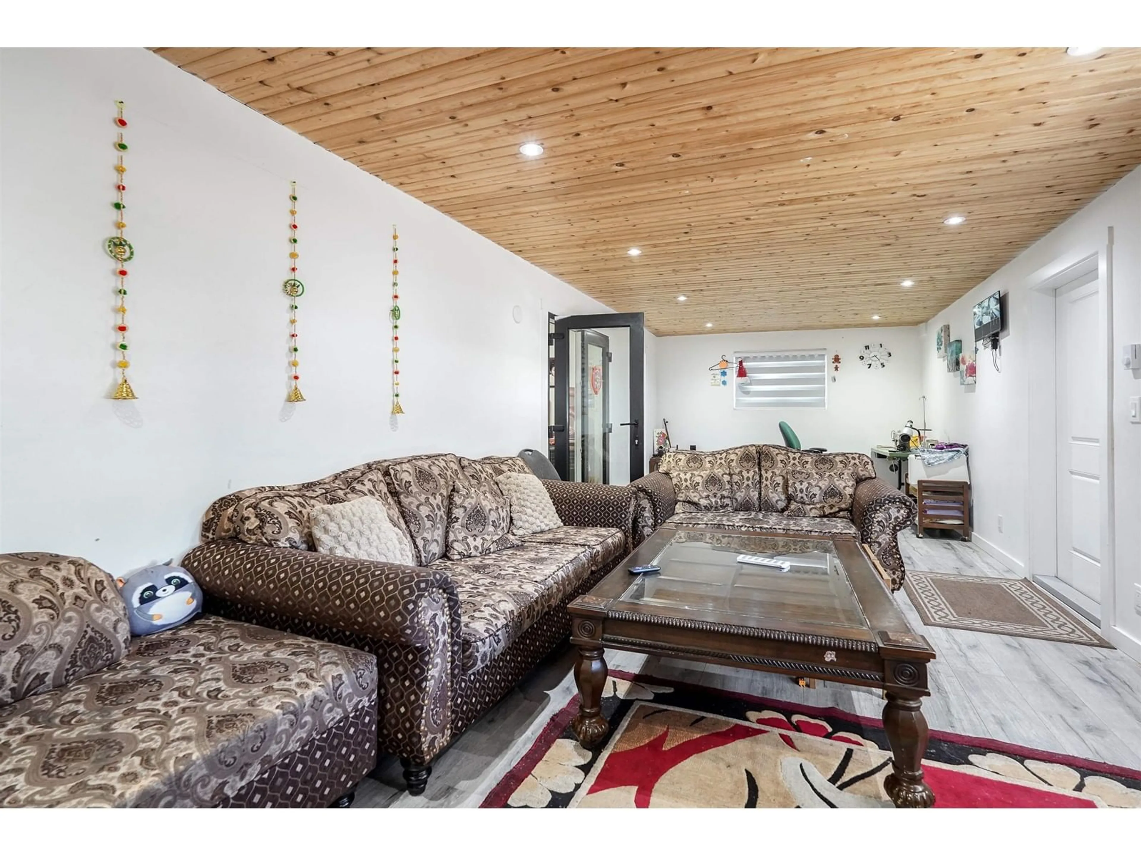 Living room with furniture, wood/laminate floor for 13076 64, Surrey British Columbia V3W1X7