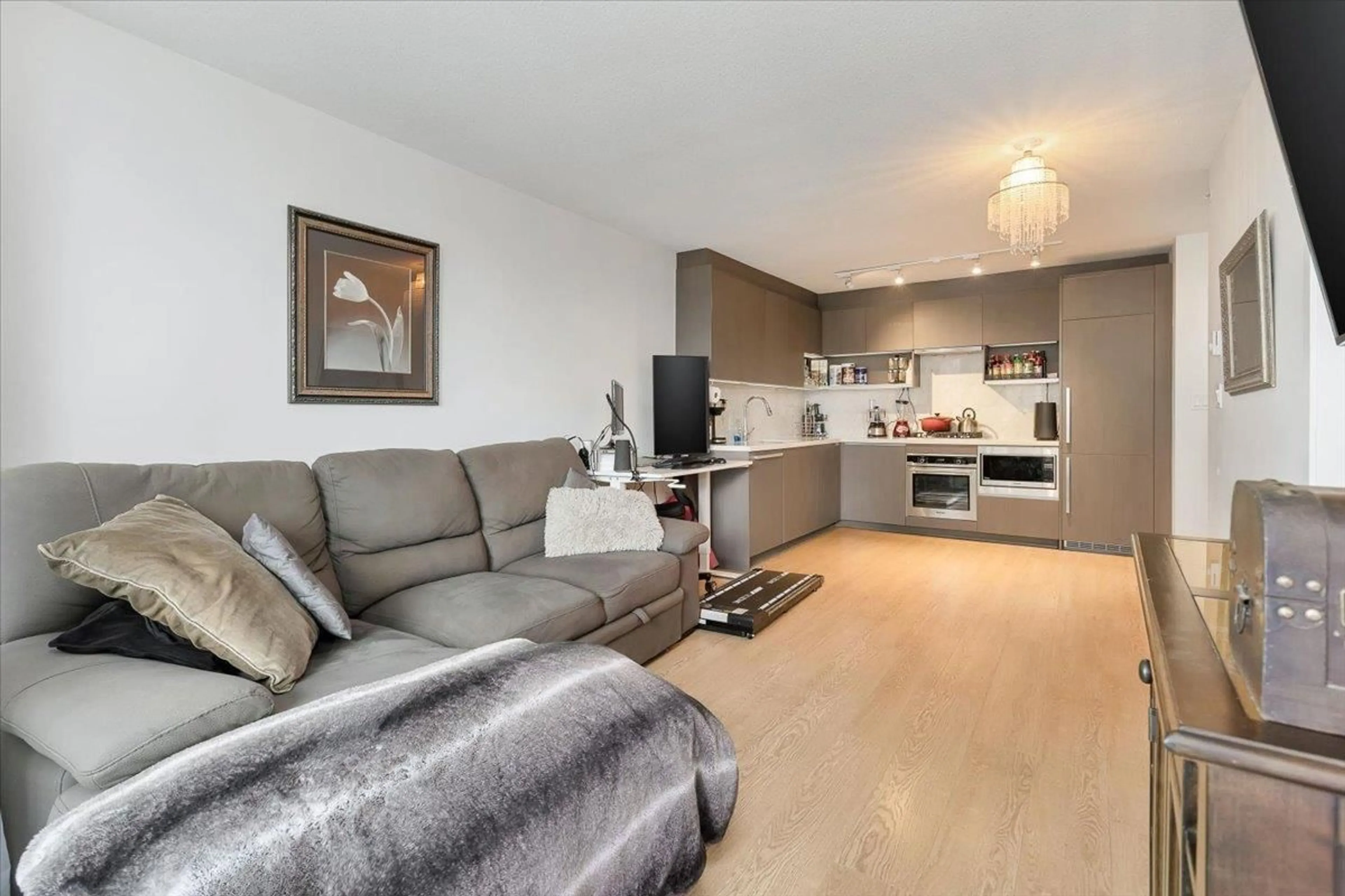 Living room with furniture, wood/laminate floor for 1015 - 13696 100, Surrey British Columbia V3T0L5