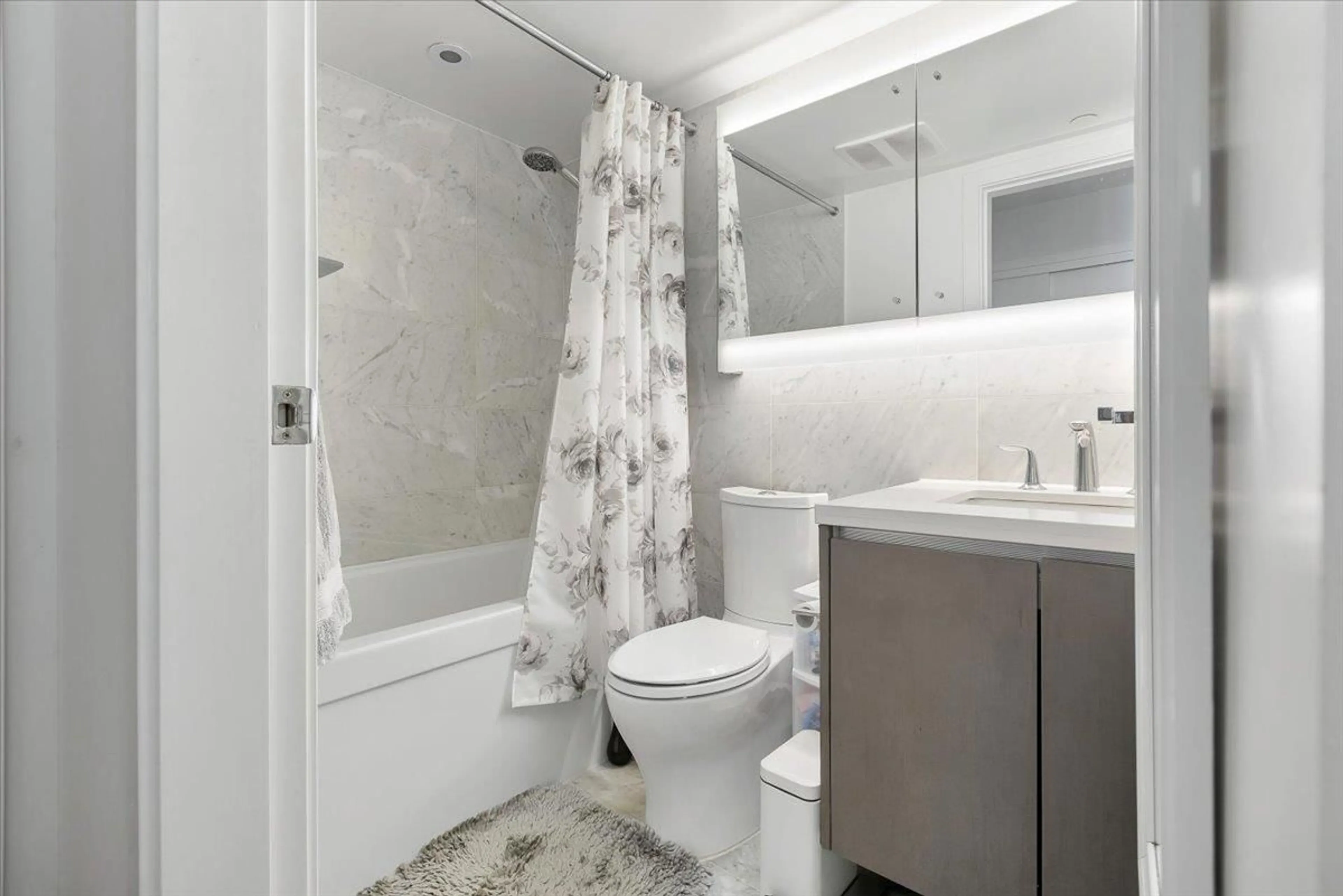 Standard bathroom, ceramic/tile floor for 1015 - 13696 100, Surrey British Columbia V3T0L5