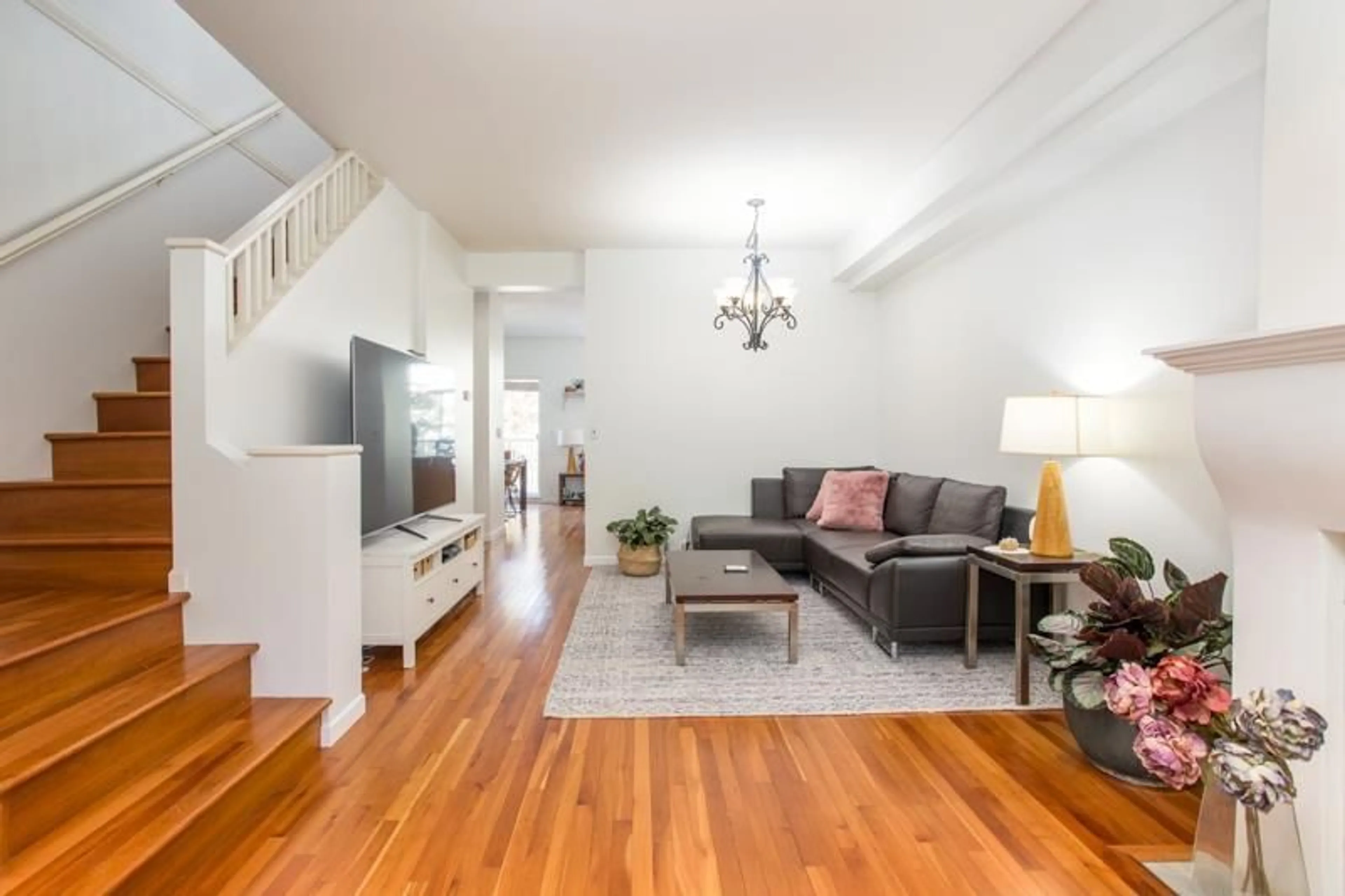 Living room with furniture, wood/laminate floor for 74 - 2678 KING GEORGE, Surrey British Columbia V4P1H6