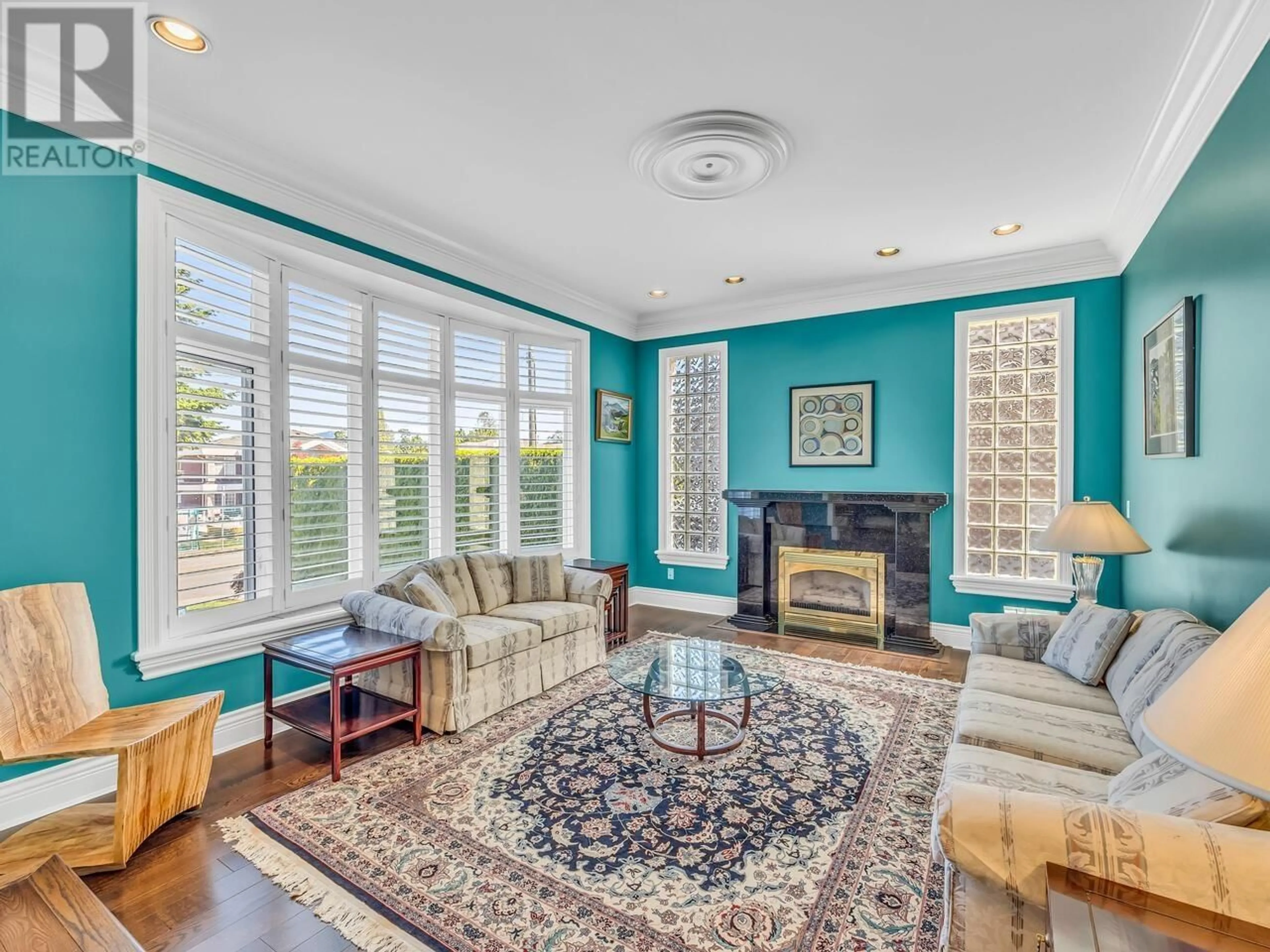 Living room with furniture, unknown for 8648 ARMSTRONG AVENUE, Burnaby British Columbia V3N2H6
