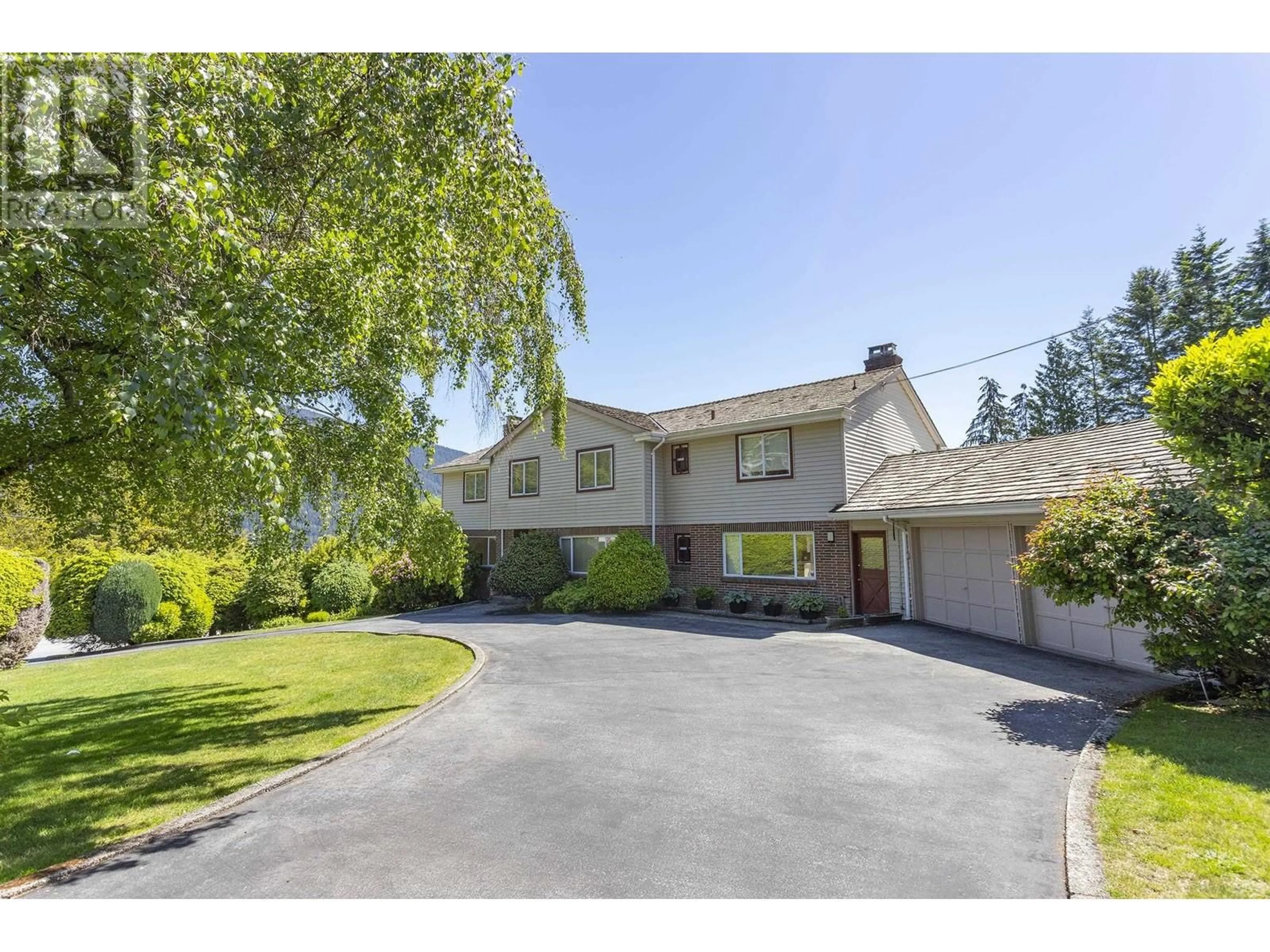 A pic from outside/outdoor area/front of a property/back of a property/a pic from drone, street for 588 ST. ANDREWS PLACE, West Vancouver British Columbia V7S1V8