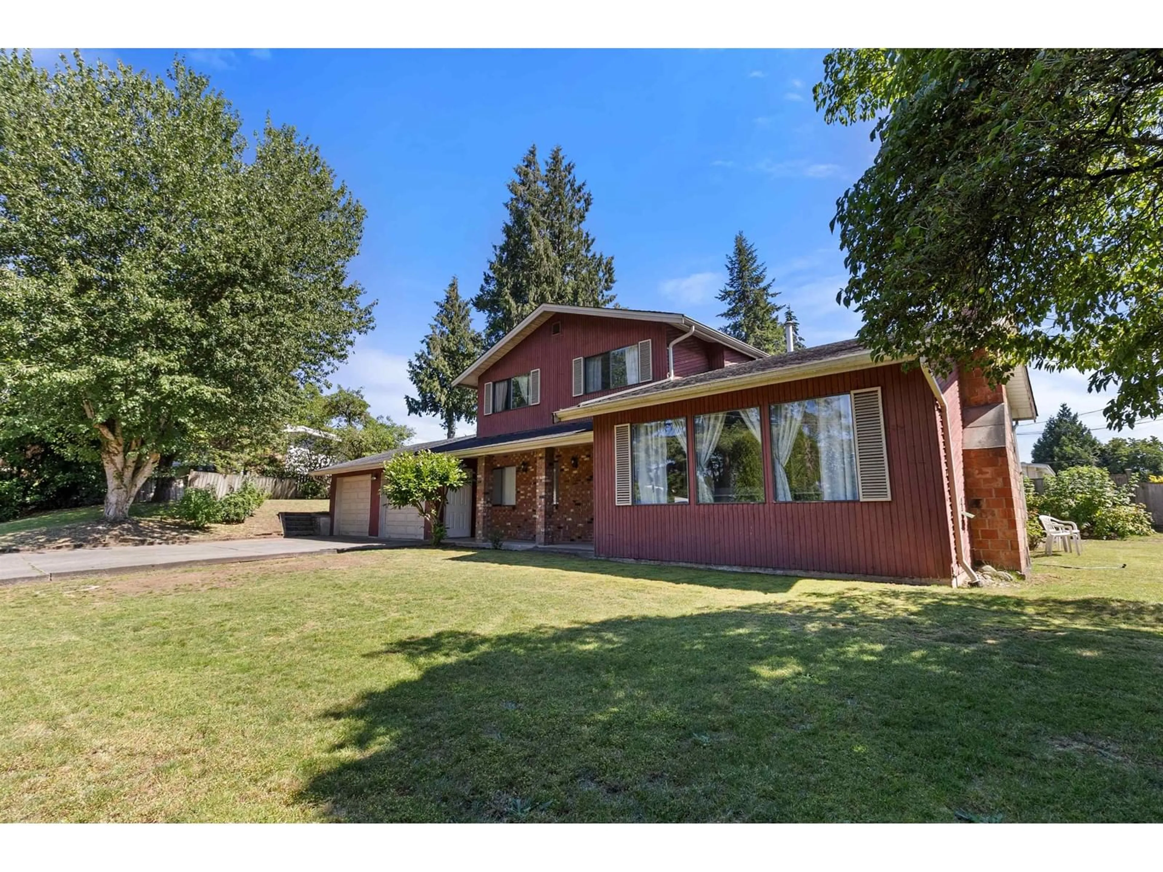 A pic from outside/outdoor area/front of a property/back of a property/a pic from drone, street for 2551 ADELAIDE, Abbotsford British Columbia V2T3L9