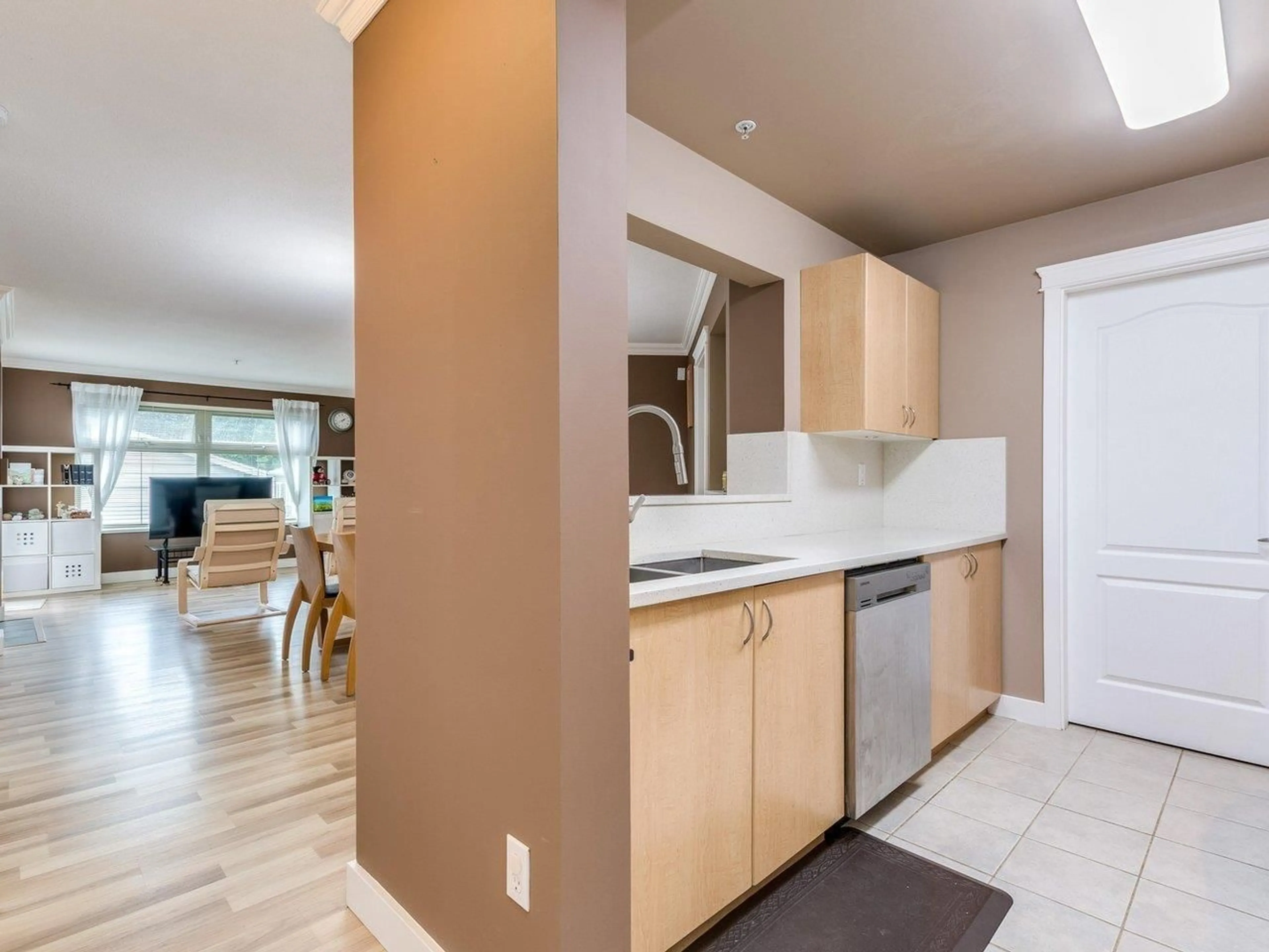 Open concept kitchen, wood/laminate floor for 306 - 15220 GUILDFORD, Surrey British Columbia V3R0Y6