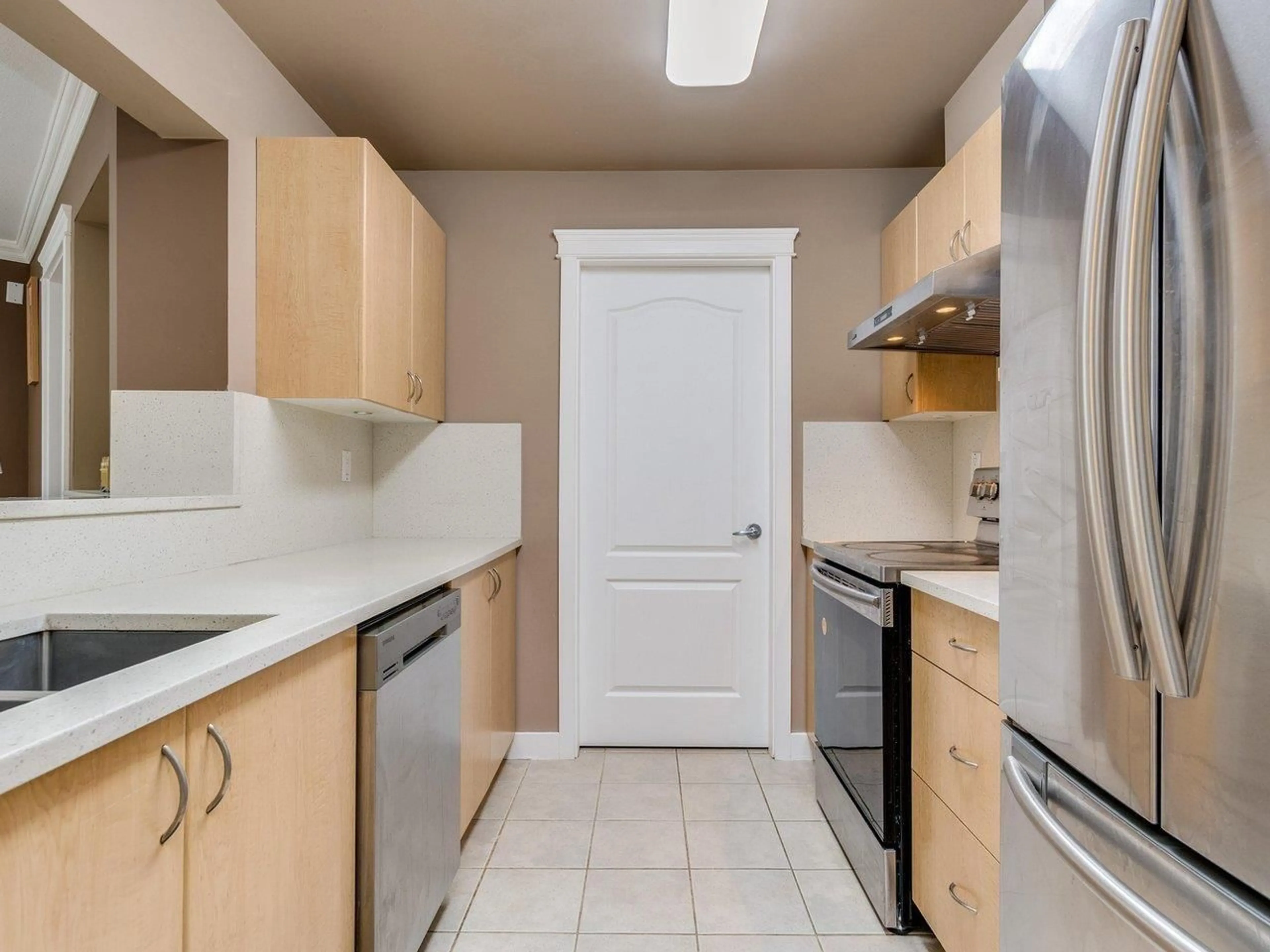 Standard kitchen, unknown for 306 - 15220 GUILDFORD, Surrey British Columbia V3R0Y6
