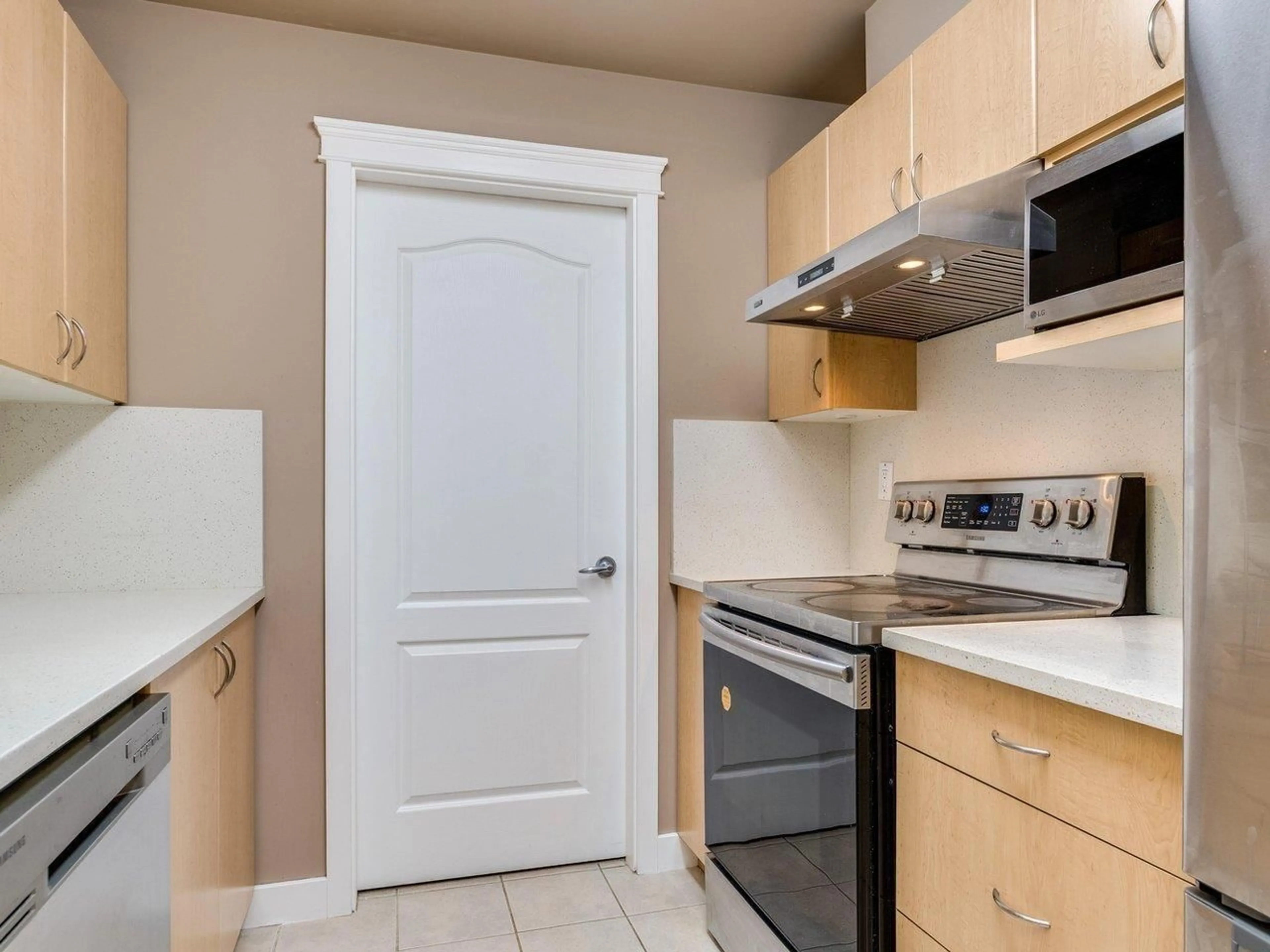Standard kitchen, unknown for 306 - 15220 GUILDFORD, Surrey British Columbia V3R0Y6