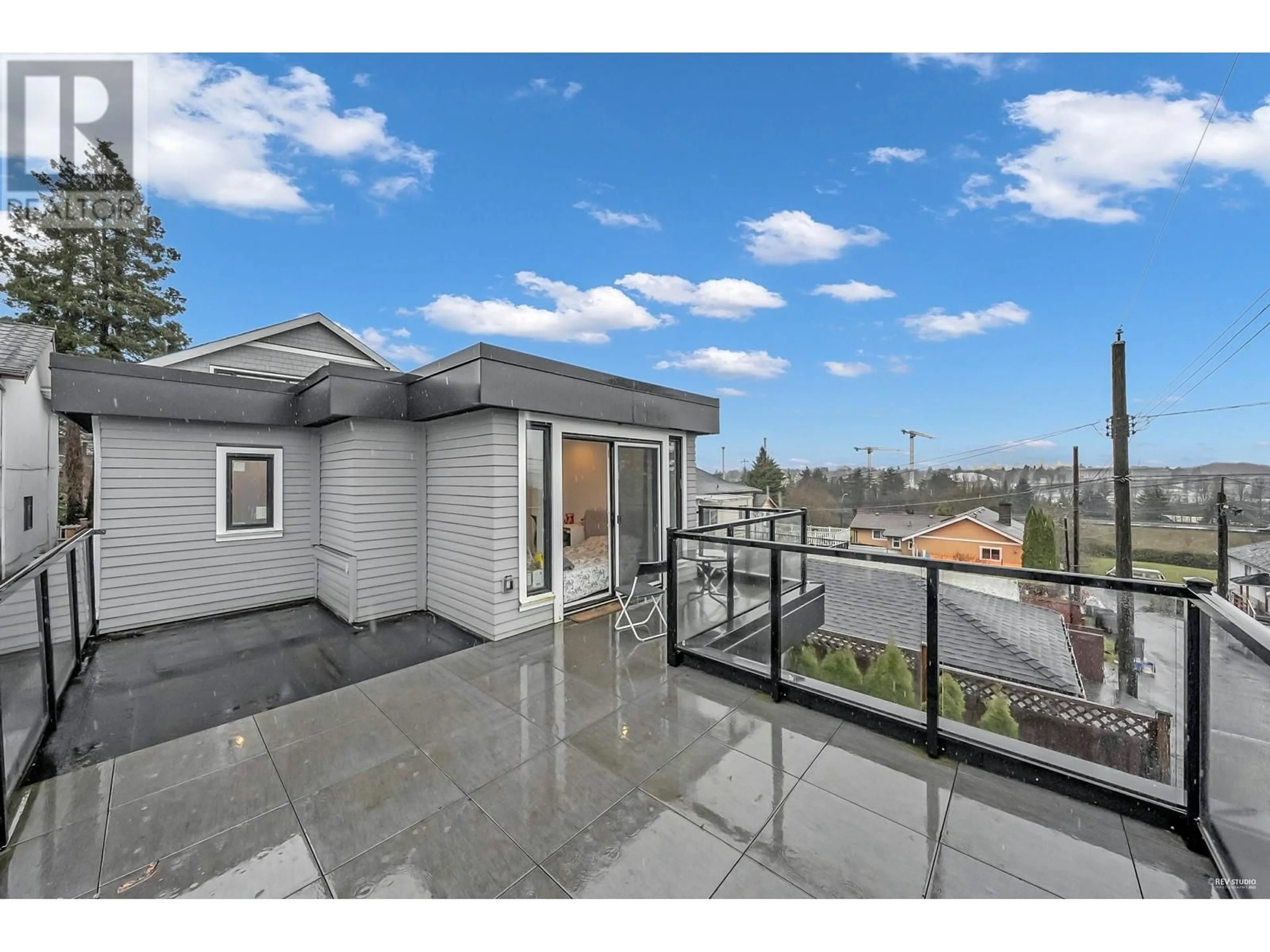 A pic from outside/outdoor area/front of a property/back of a property/a pic from drone, unknown for 3429 DUNDAS STREET, Vancouver British Columbia V5K1R9
