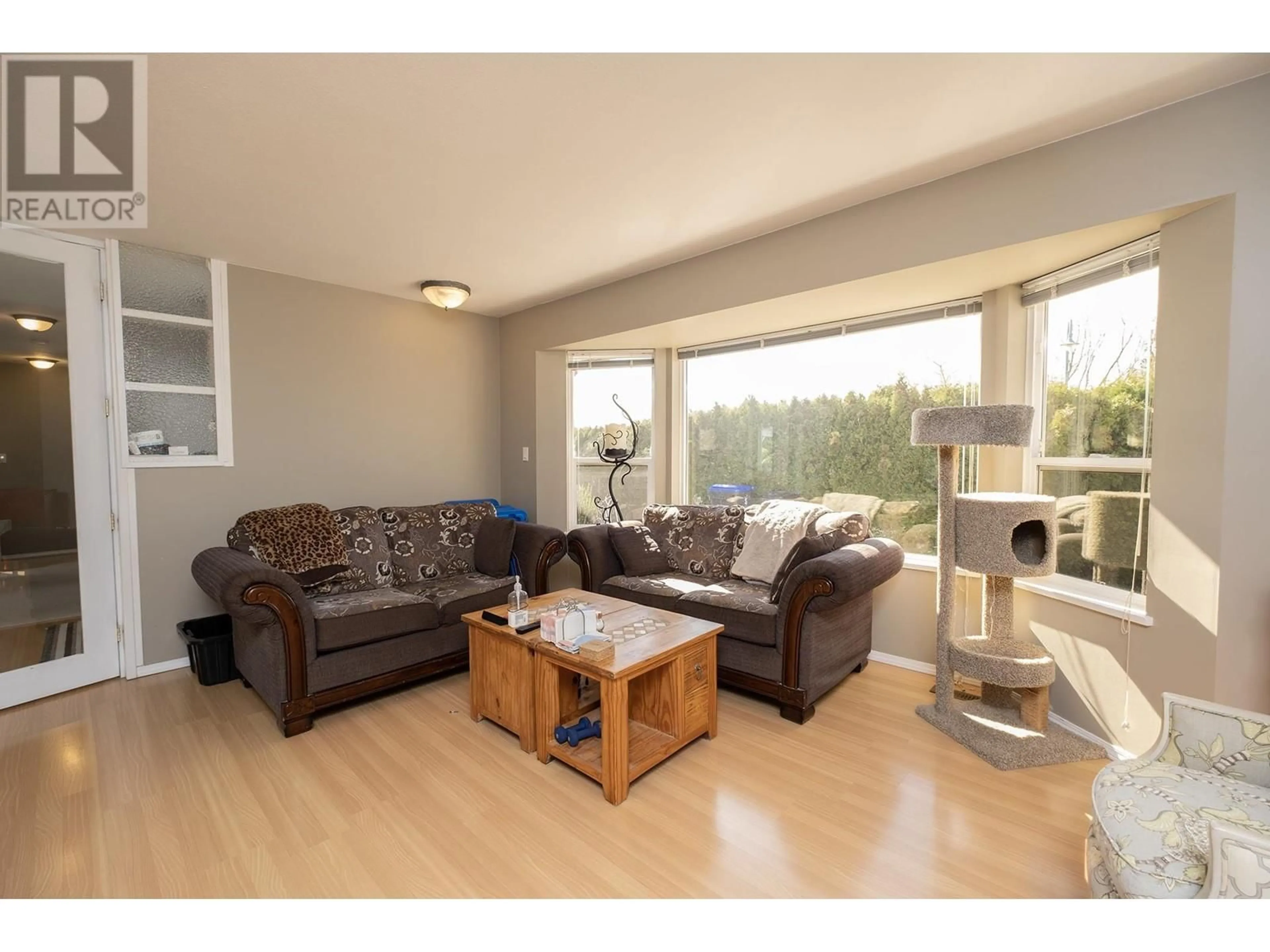 Living room with furniture, wood/laminate floor for 5078 BAY ROAD, Sechelt British Columbia V7Z0E9
