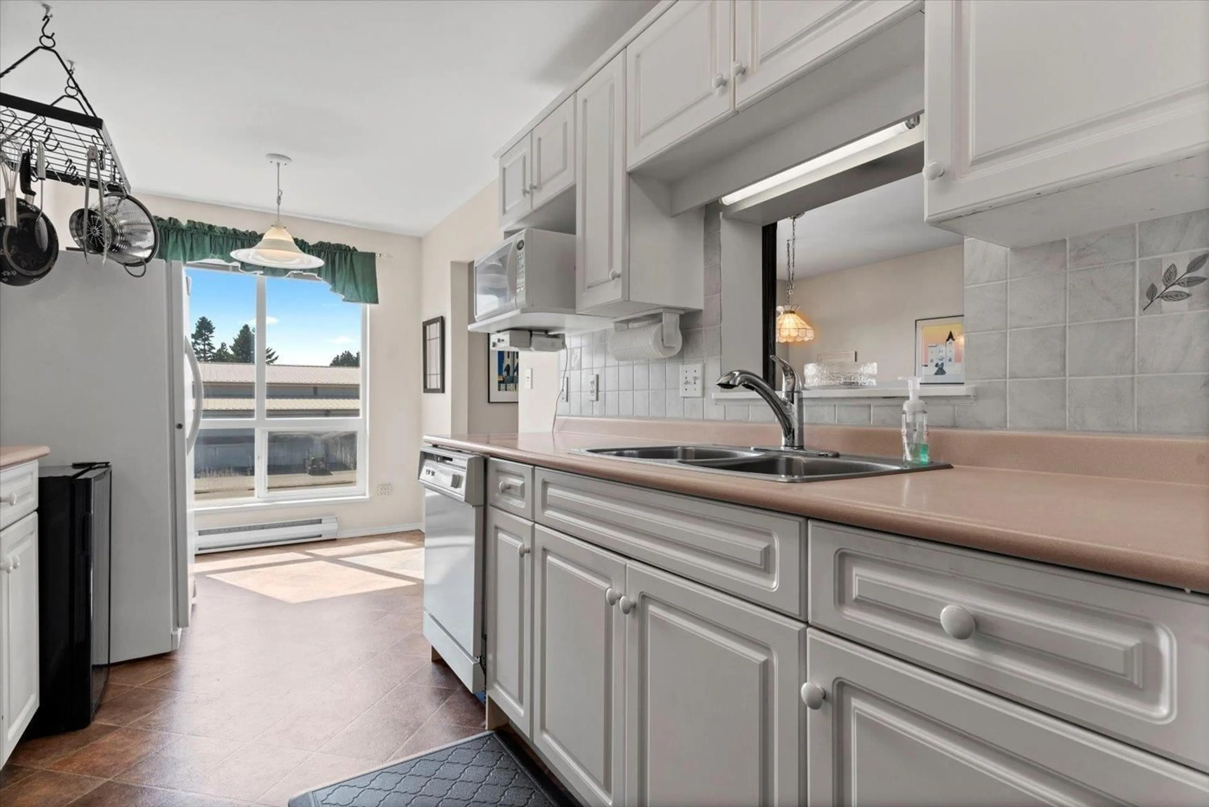 Open concept kitchen, ceramic/tile floor for 311 - 9165 BROADWAY STREET, Chilliwack British Columbia V2P7Z8