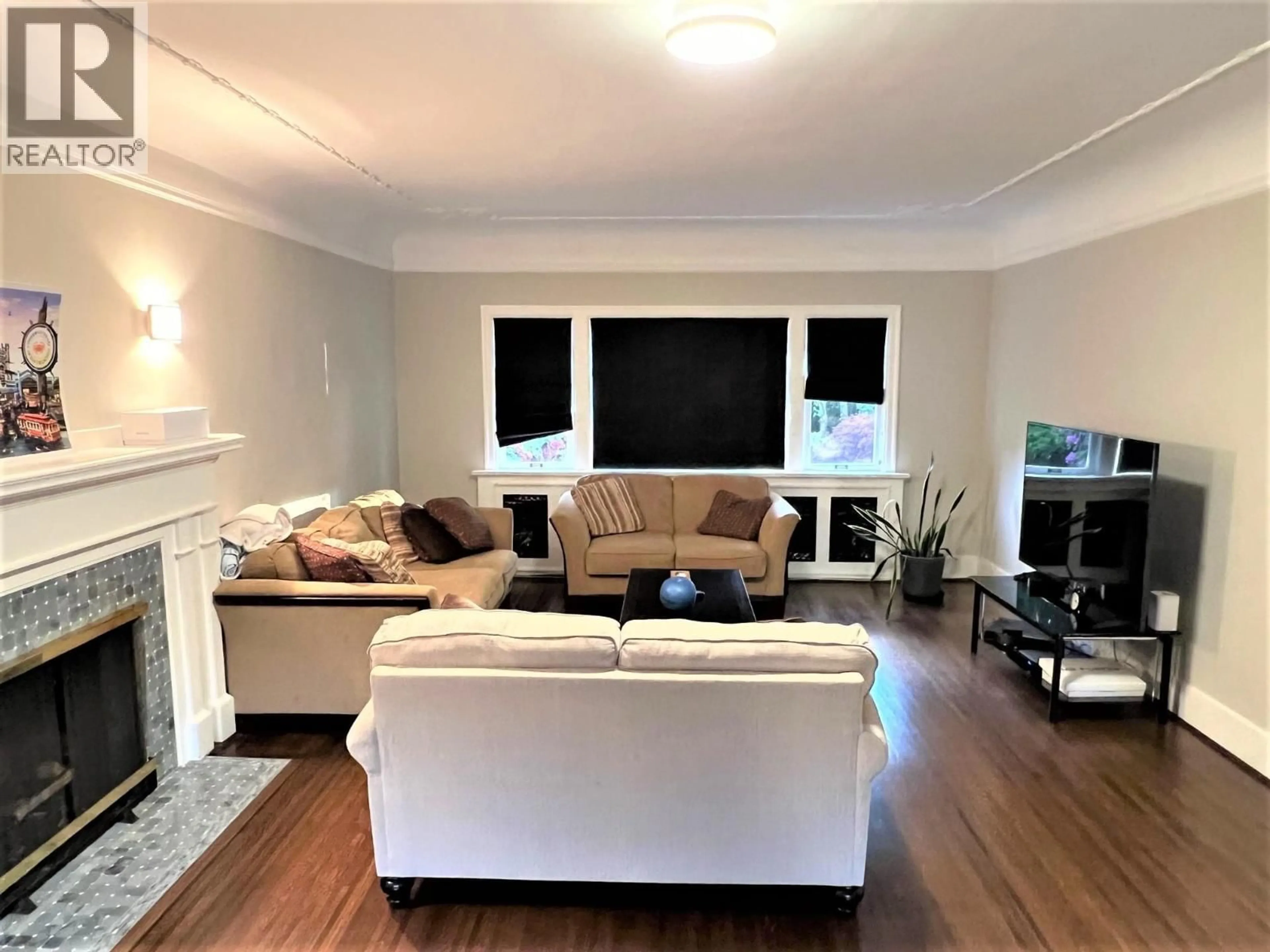 Living room with furniture, wood/laminate floor for 5776 ANGUS DRIVE, Vancouver British Columbia V6M3N8