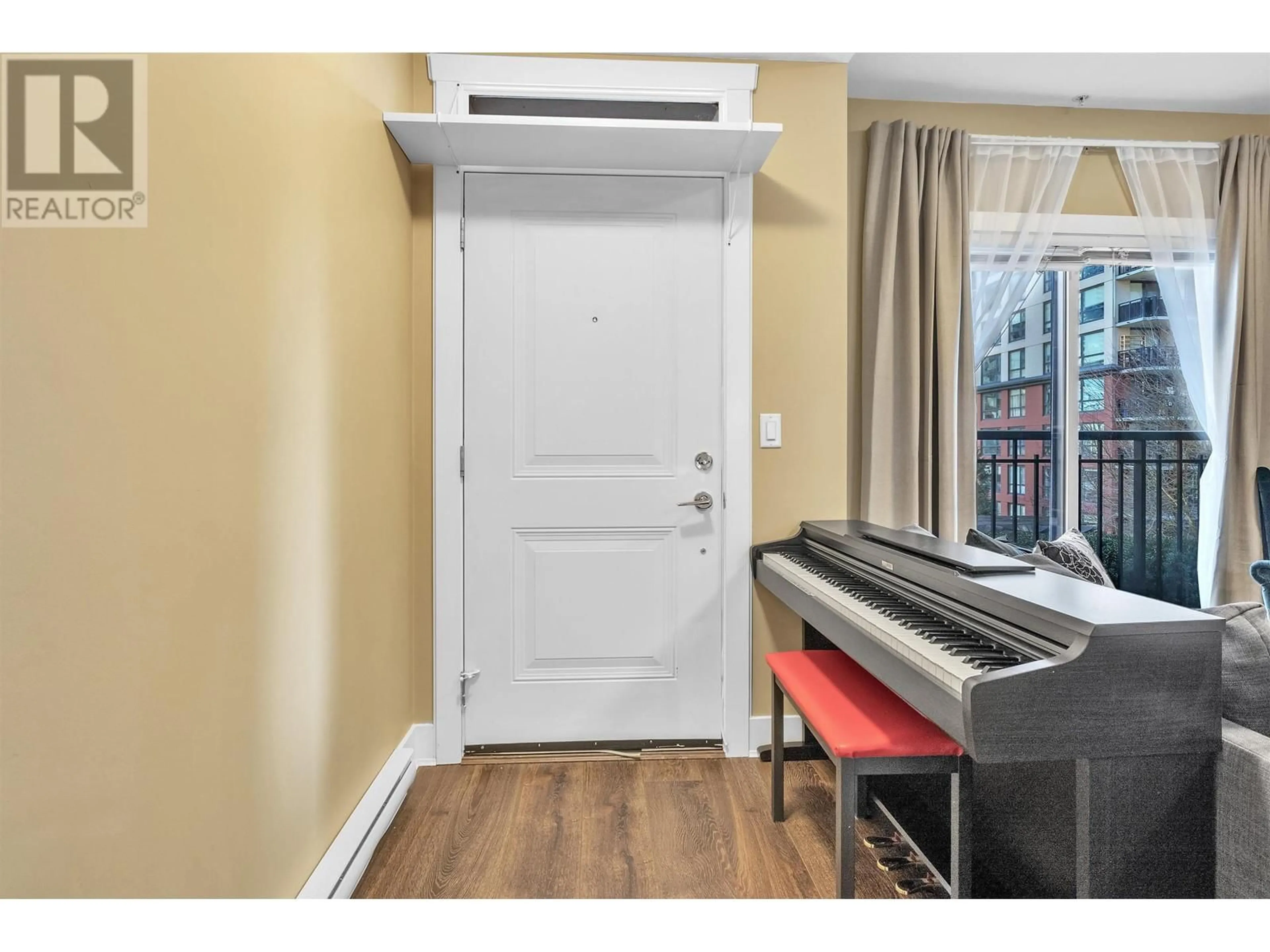 Indoor entryway for 203 - 828 ROYAL AVENUE, New Westminster British Columbia V3M1J9