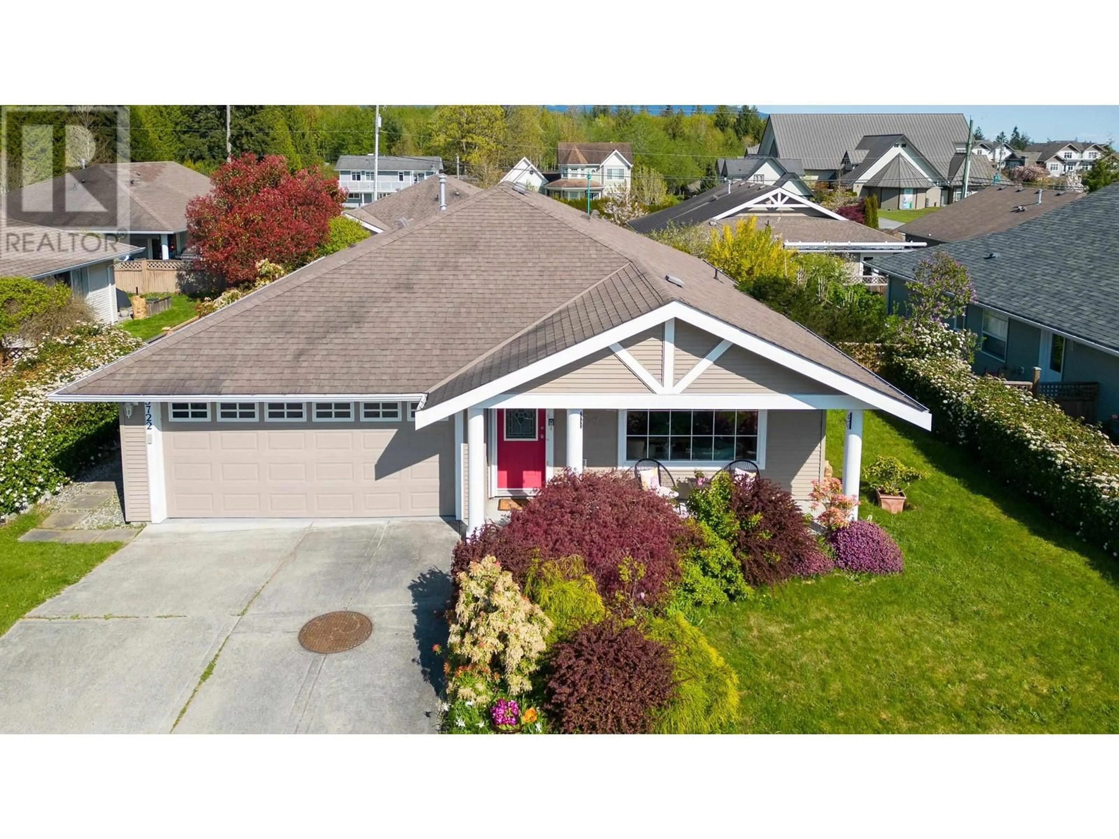 A pic from outside/outdoor area/front of a property/back of a property/a pic from drone, street for 5722 EMILY WAY, Sechelt British Columbia V7Z0N5
