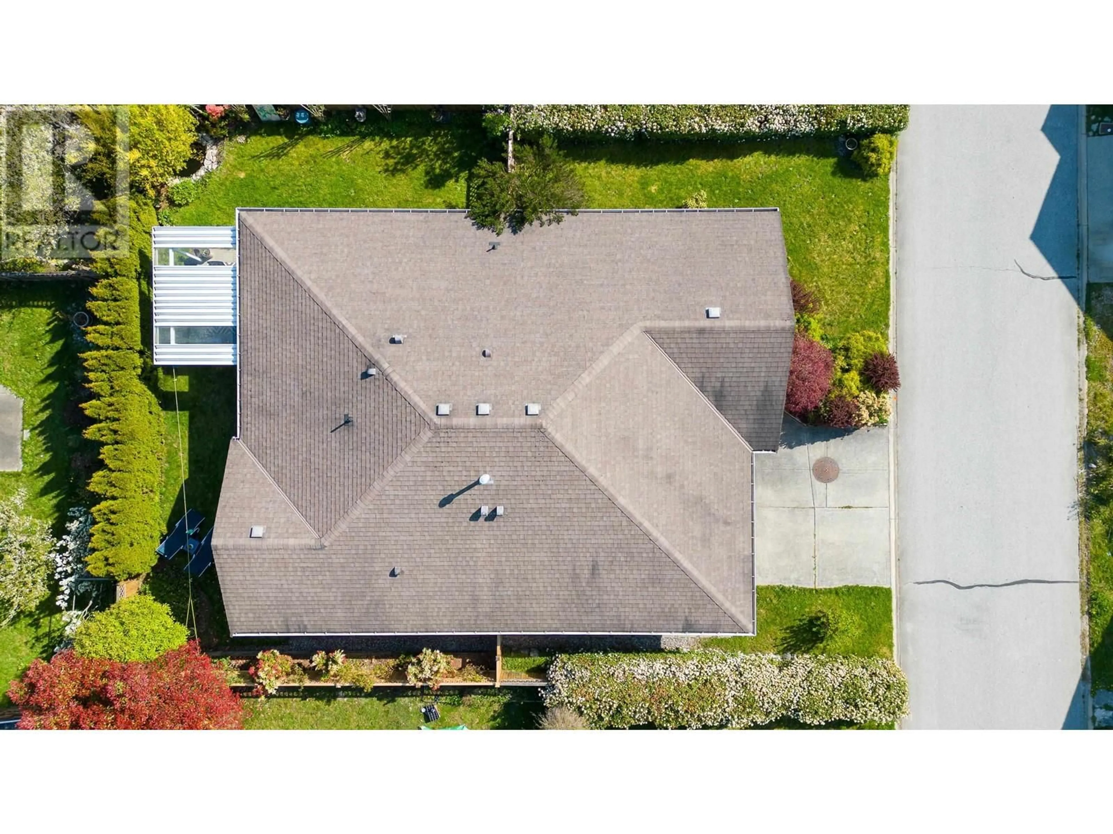 A pic from outside/outdoor area/front of a property/back of a property/a pic from drone, street for 5722 EMILY WAY, Sechelt British Columbia V7Z0N5