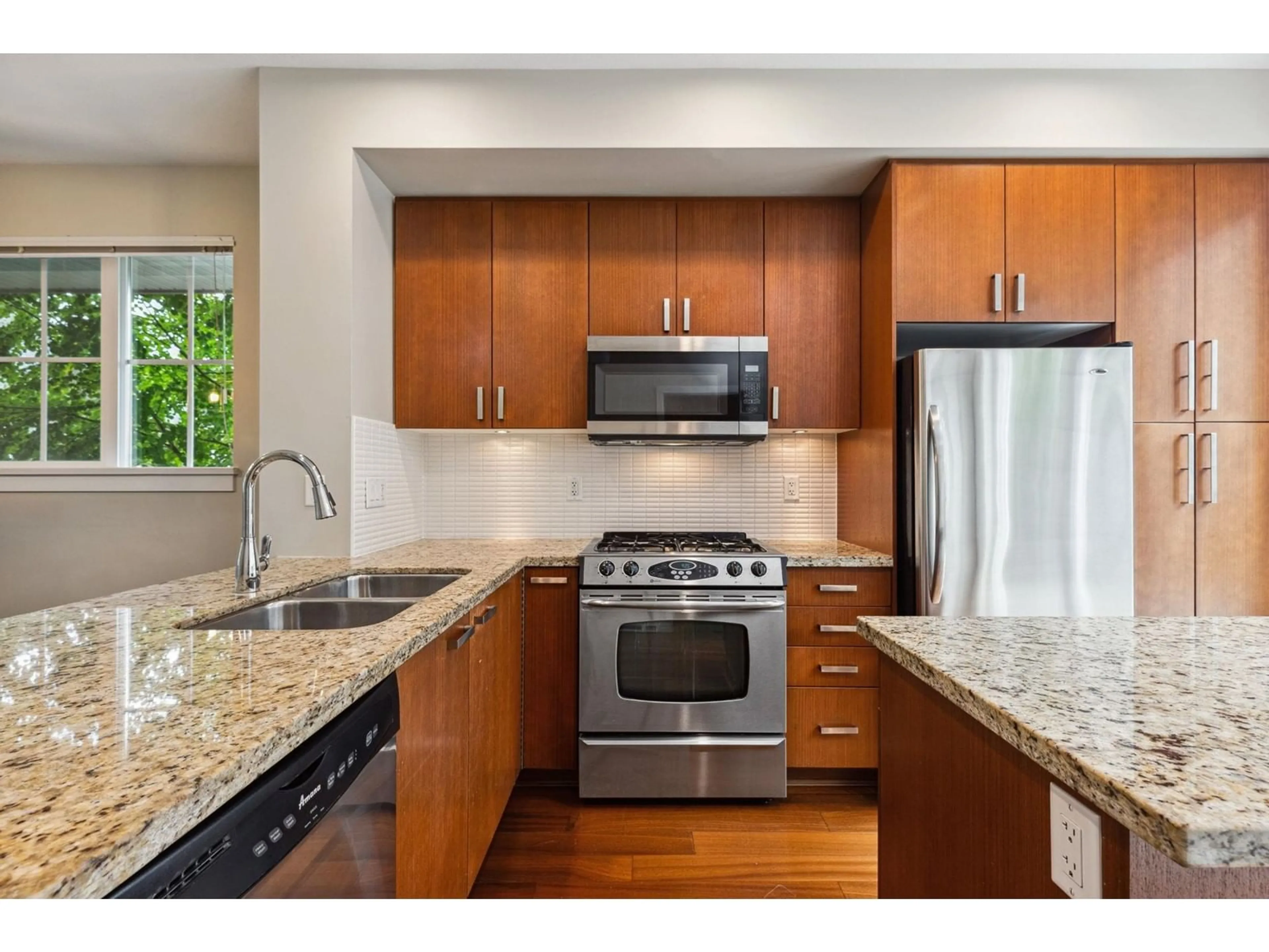 Standard kitchen, unknown for 257 - 2501 161A, Surrey British Columbia V3Z7Y6