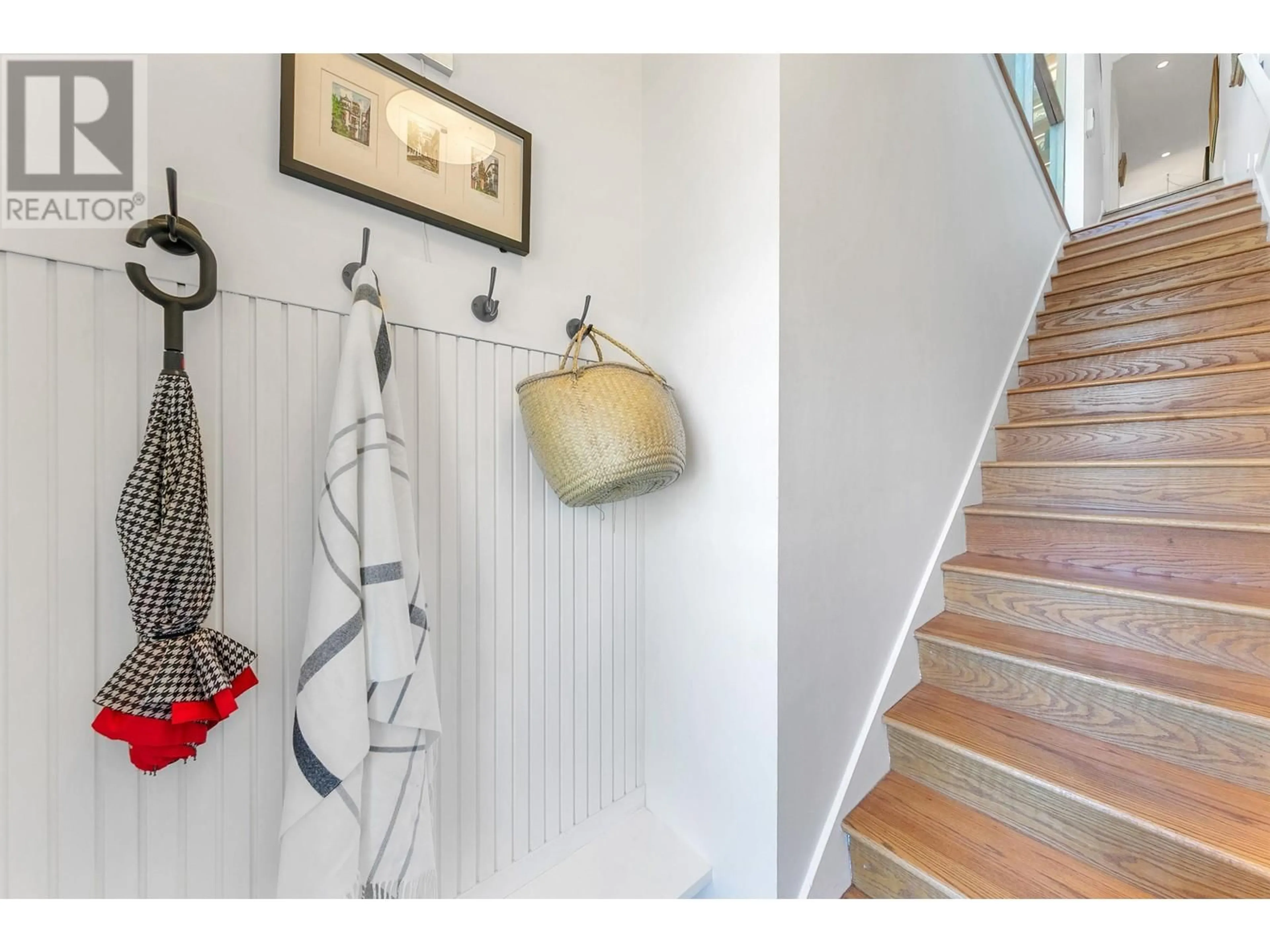 Indoor entryway for 812 MILLBANK, Vancouver British Columbia V5Z3Z4