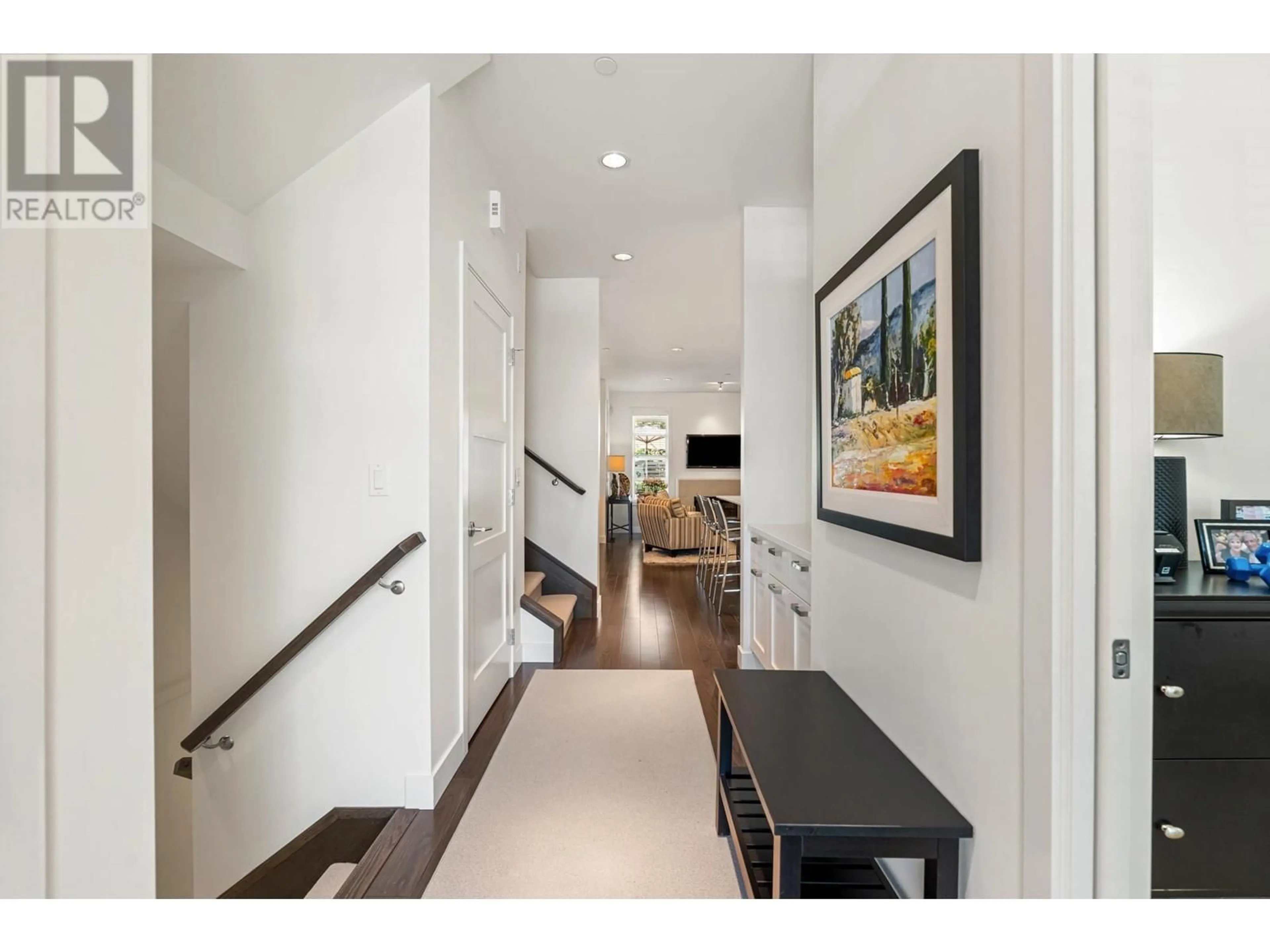 Indoor entryway for 631 14TH STREET, West Vancouver British Columbia V7T0A4