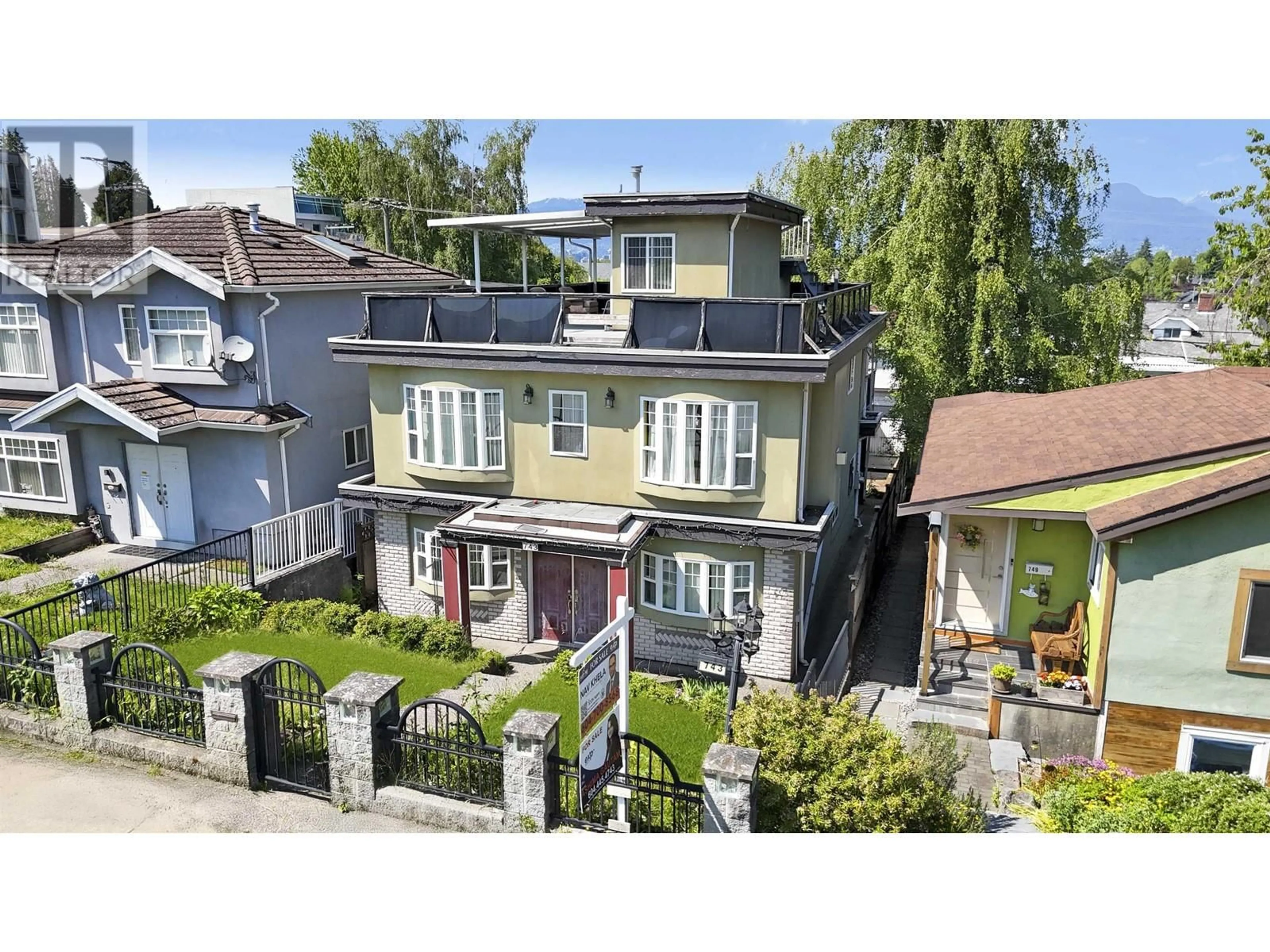 A pic from outside/outdoor area/front of a property/back of a property/a pic from drone, street for 743 DURWARD AVENUE, Vancouver British Columbia V5V2Y9
