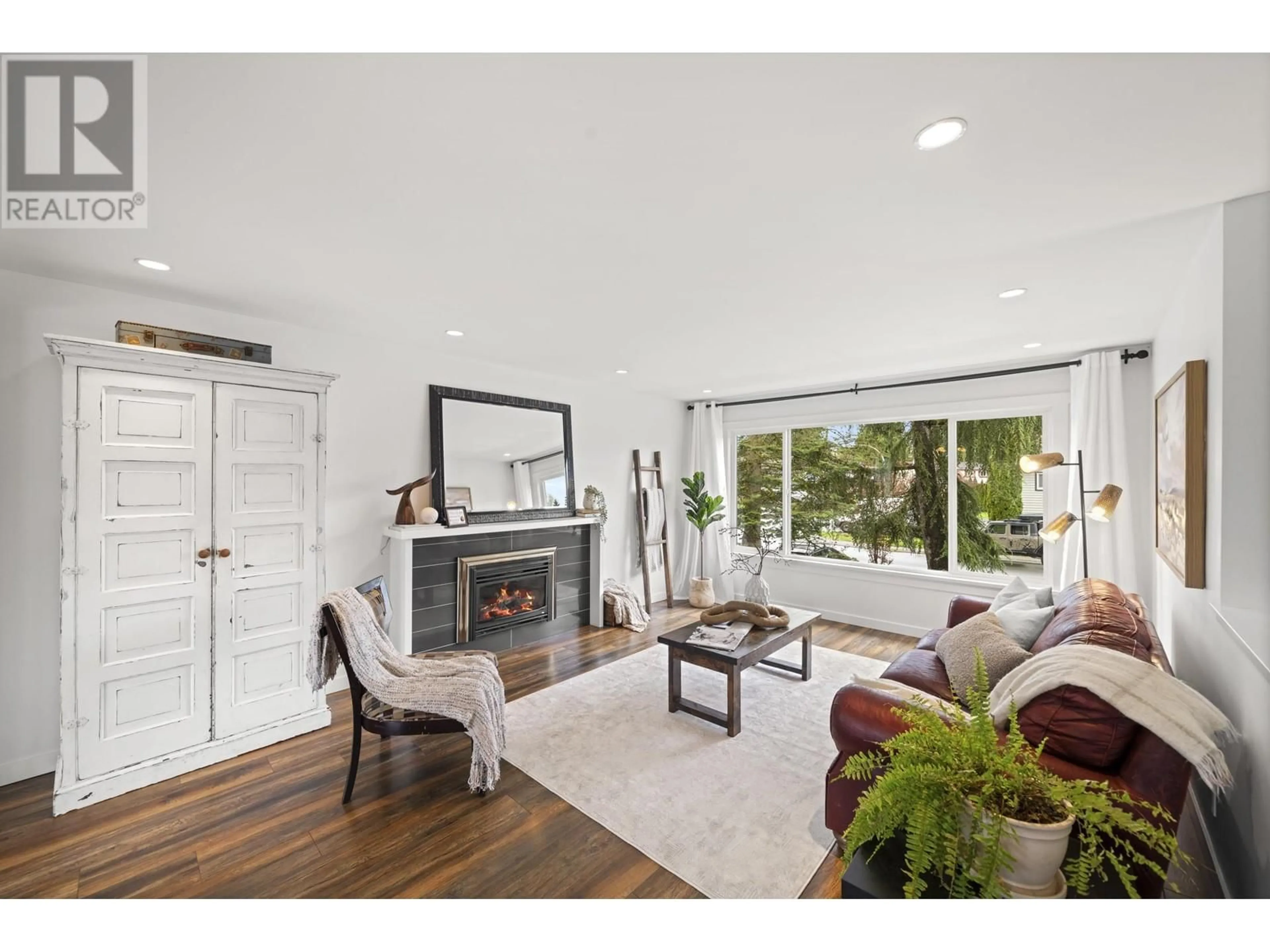 Living room with furniture, wood/laminate floor for 11580 WILDWOOD CRESCENT, Pitt Meadows British Columbia V3Y1M9