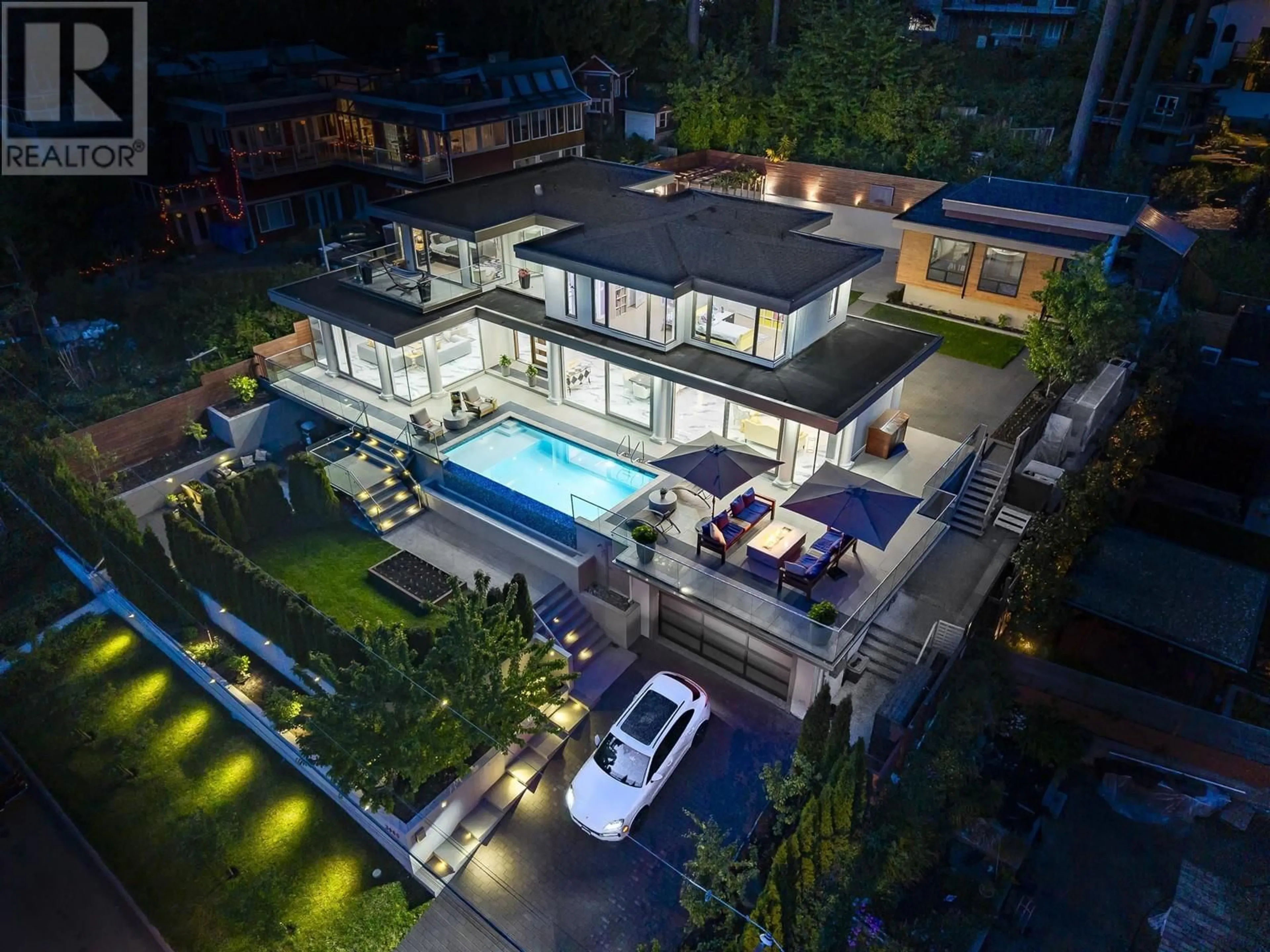 A pic from outside/outdoor area/front of a property/back of a property/a pic from drone, street for 3980 NORWOOD AVENUE, North Vancouver British Columbia V7N3R3