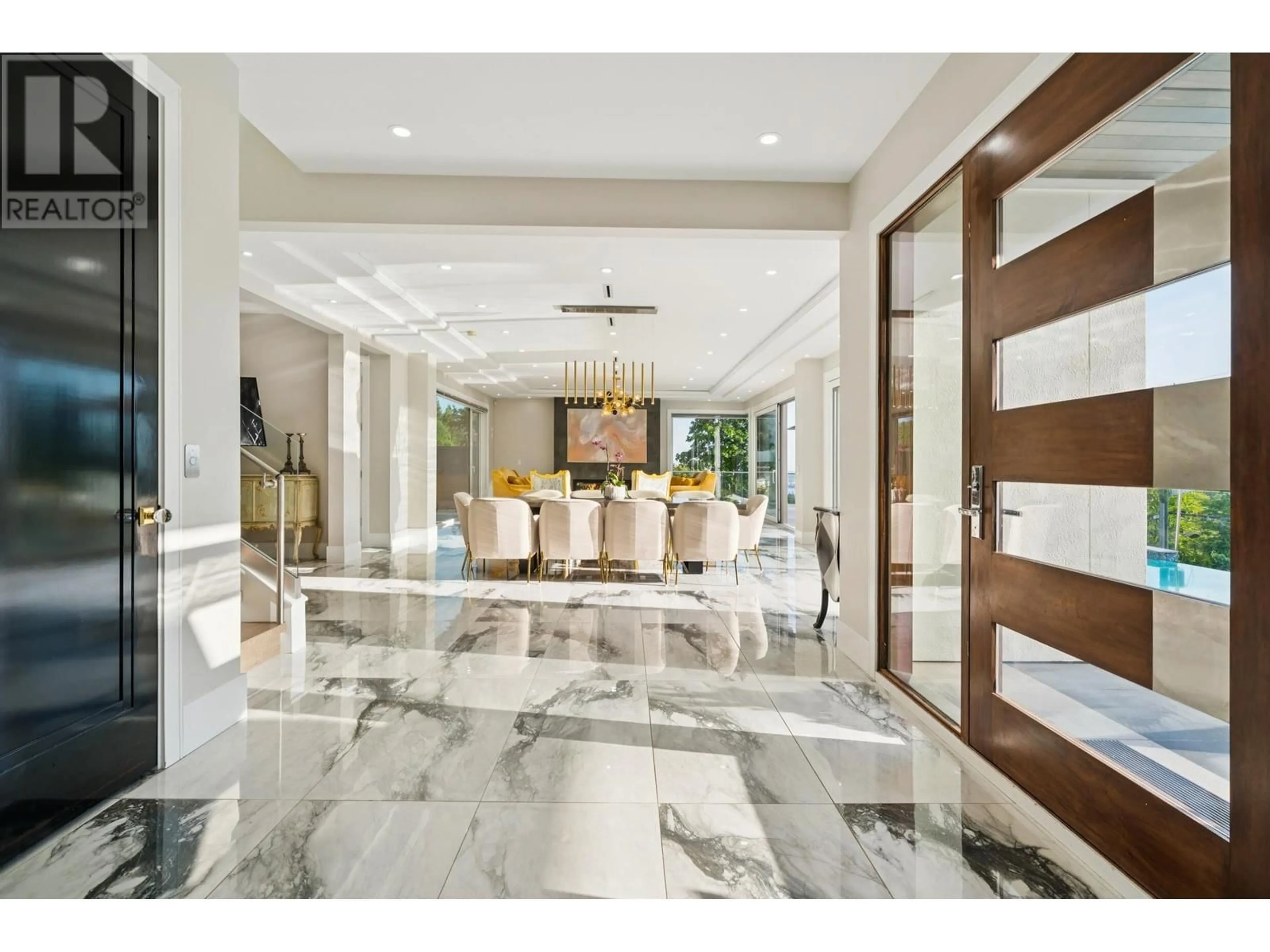 Indoor foyer for 3980 NORWOOD AVENUE, North Vancouver British Columbia V7N3R3
