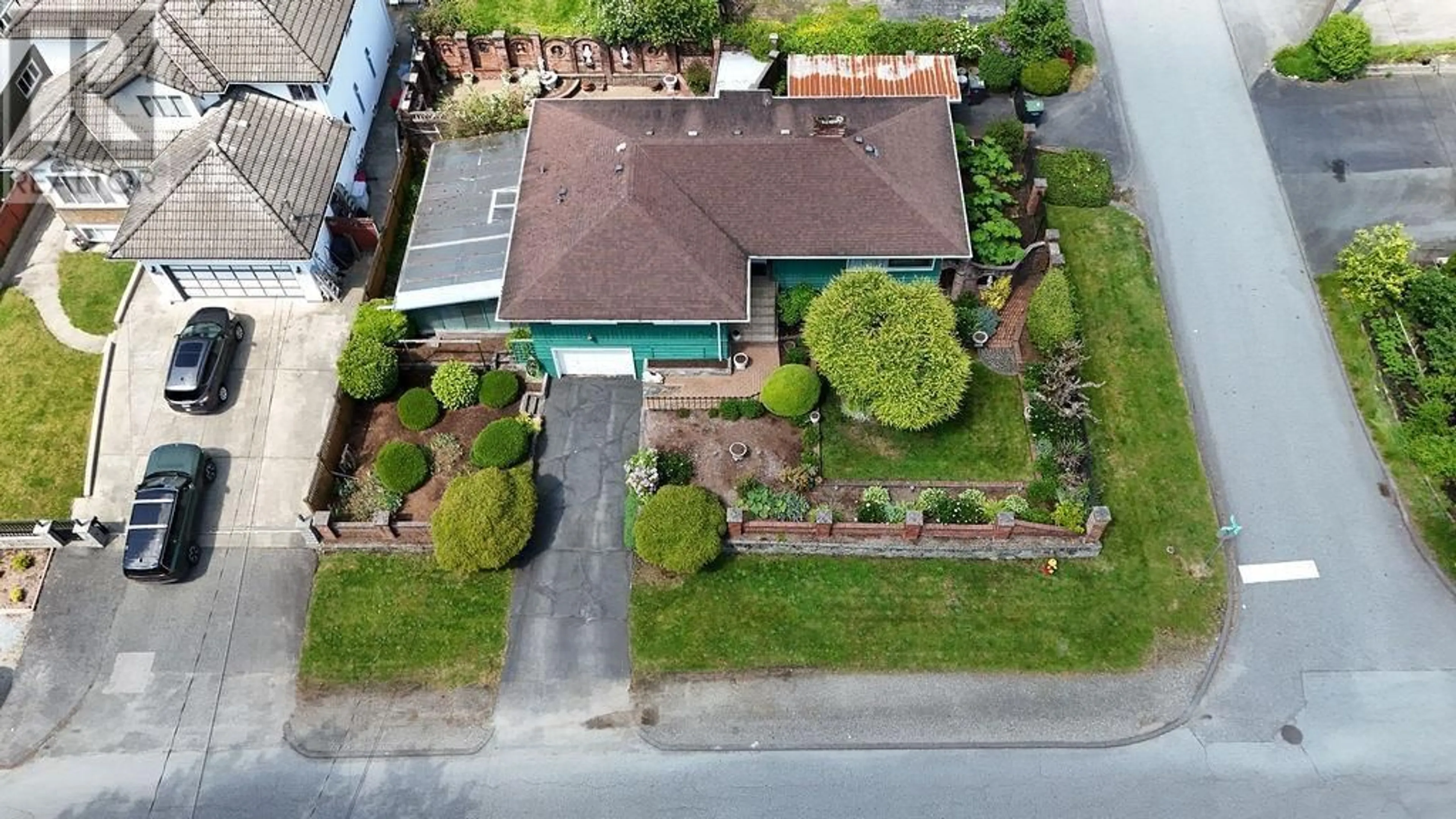 A pic from outside/outdoor area/front of a property/back of a property/a pic from drone, street for 803 EDGAR AVENUE, Coquitlam British Columbia V3K2J6