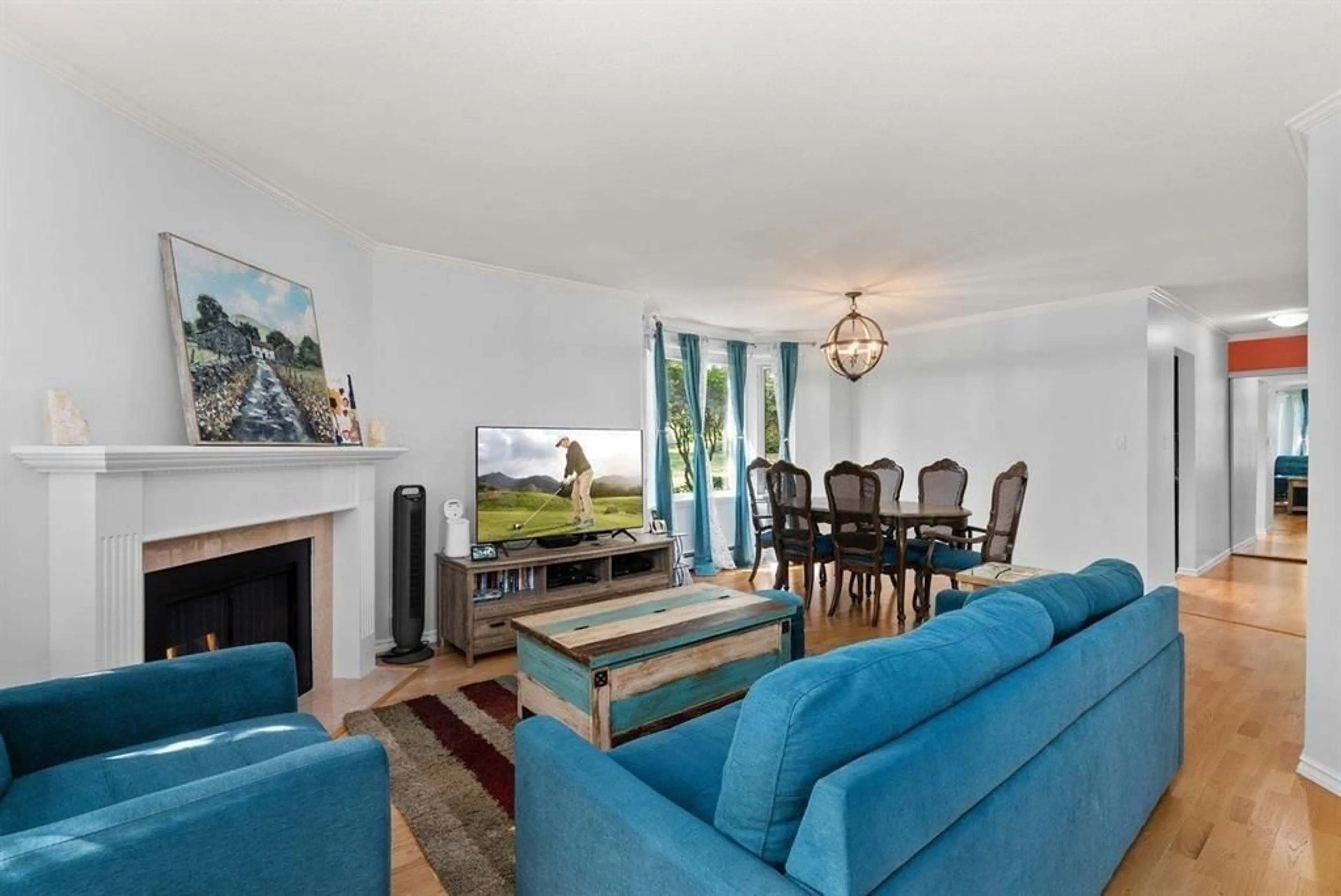 Living room with furniture, wood/laminate floor for 105 - 15300 17, Surrey British Columbia V4A8Y6