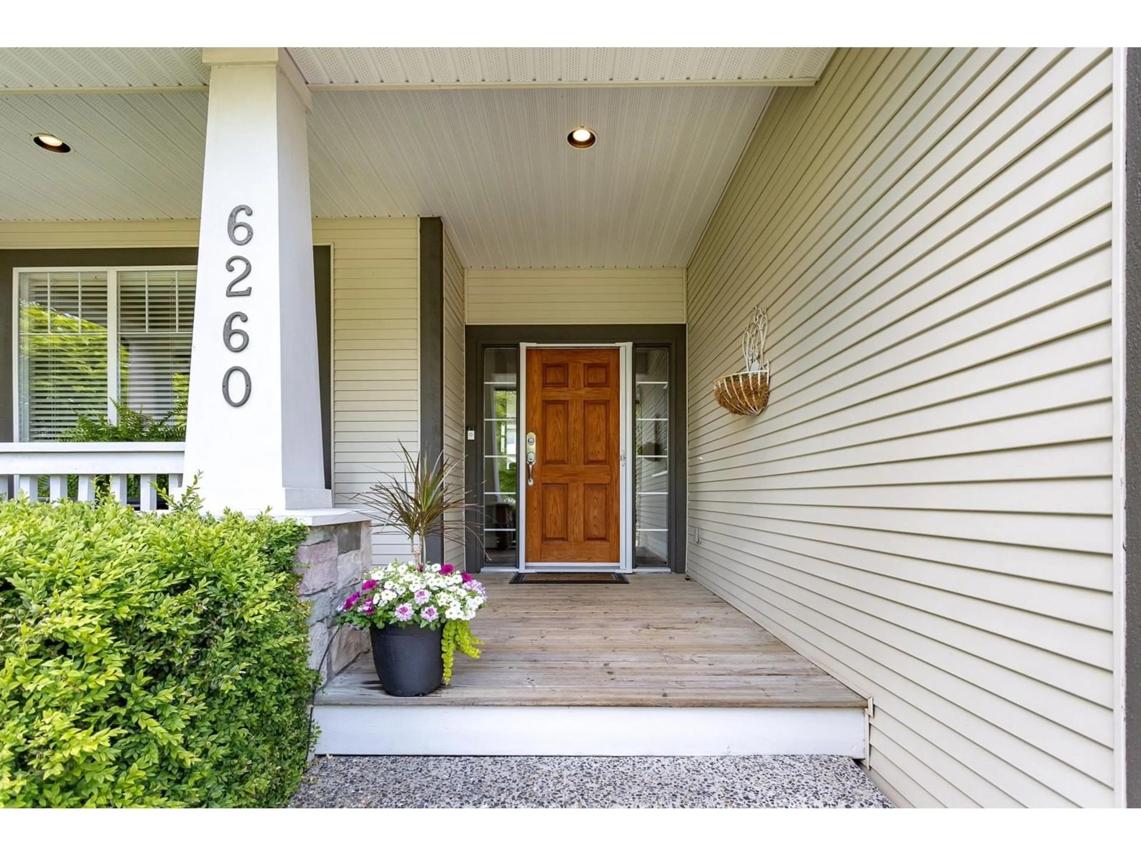 Indoor entryway for 6260 167A, Surrey British Columbia V3S9L4