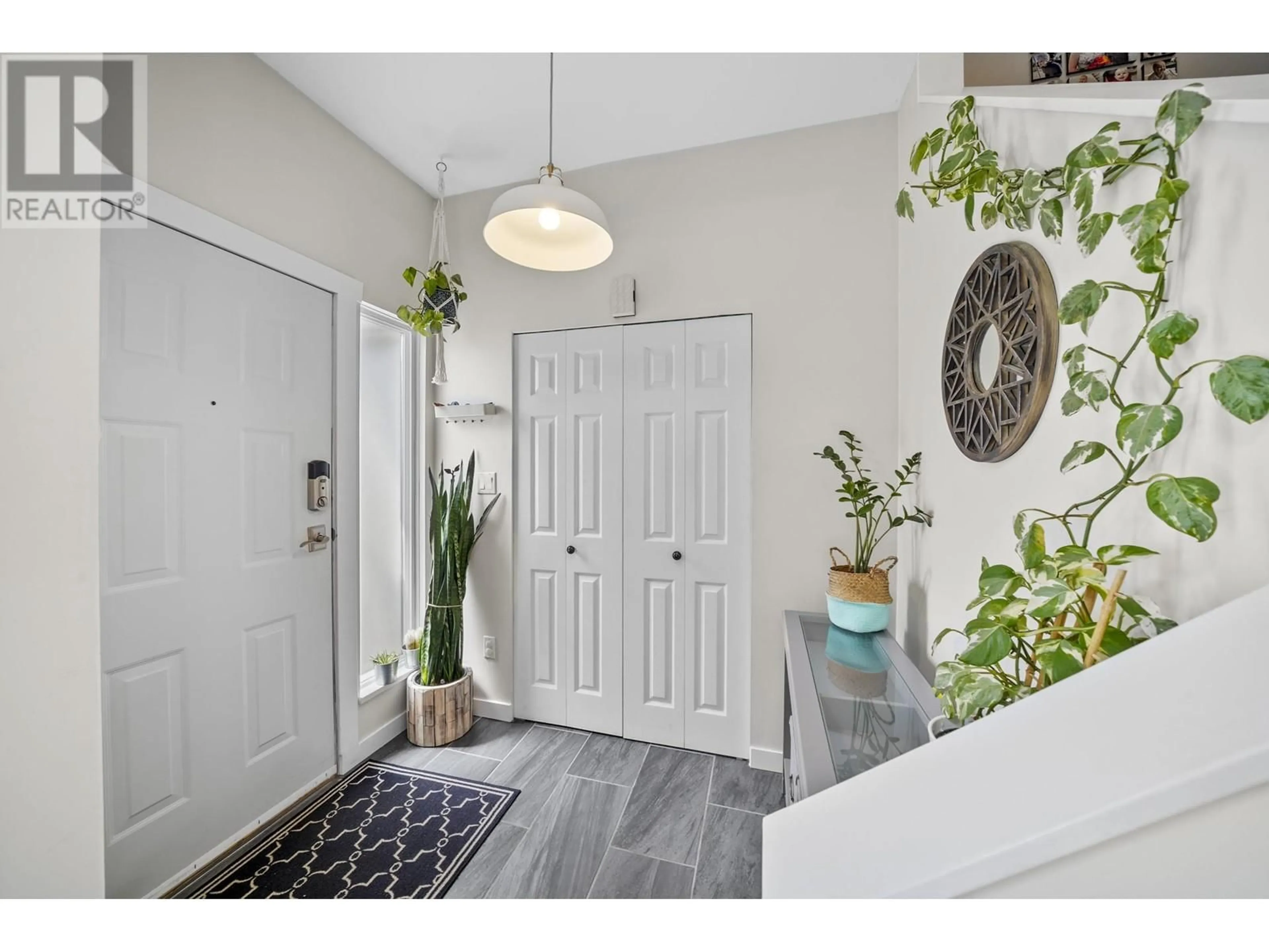 Indoor entryway for 6 - 5635 LADNER TRUNK ROAD, Delta British Columbia V4K1X3