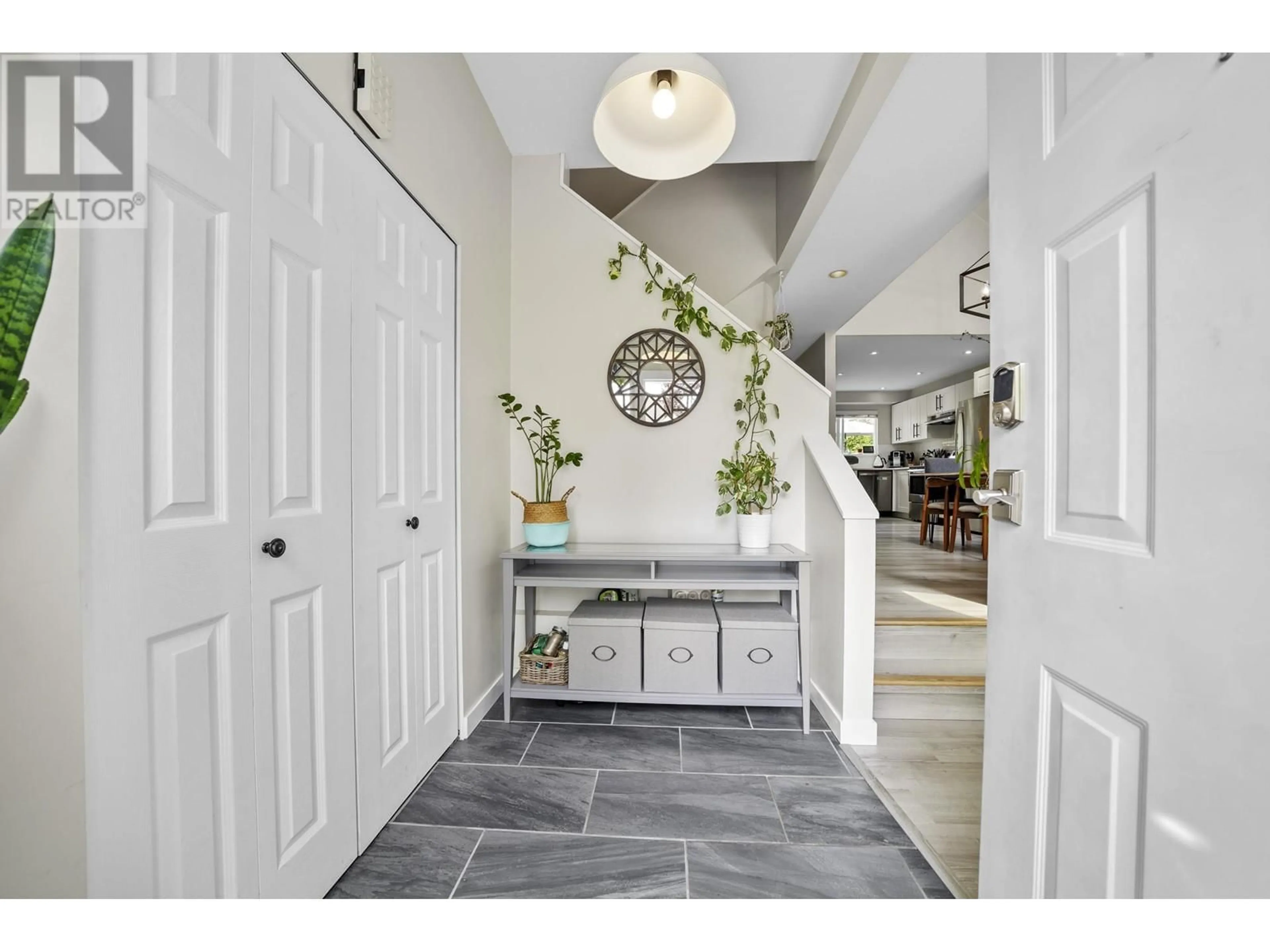Indoor entryway for 6 - 5635 LADNER TRUNK ROAD, Delta British Columbia V4K1X3