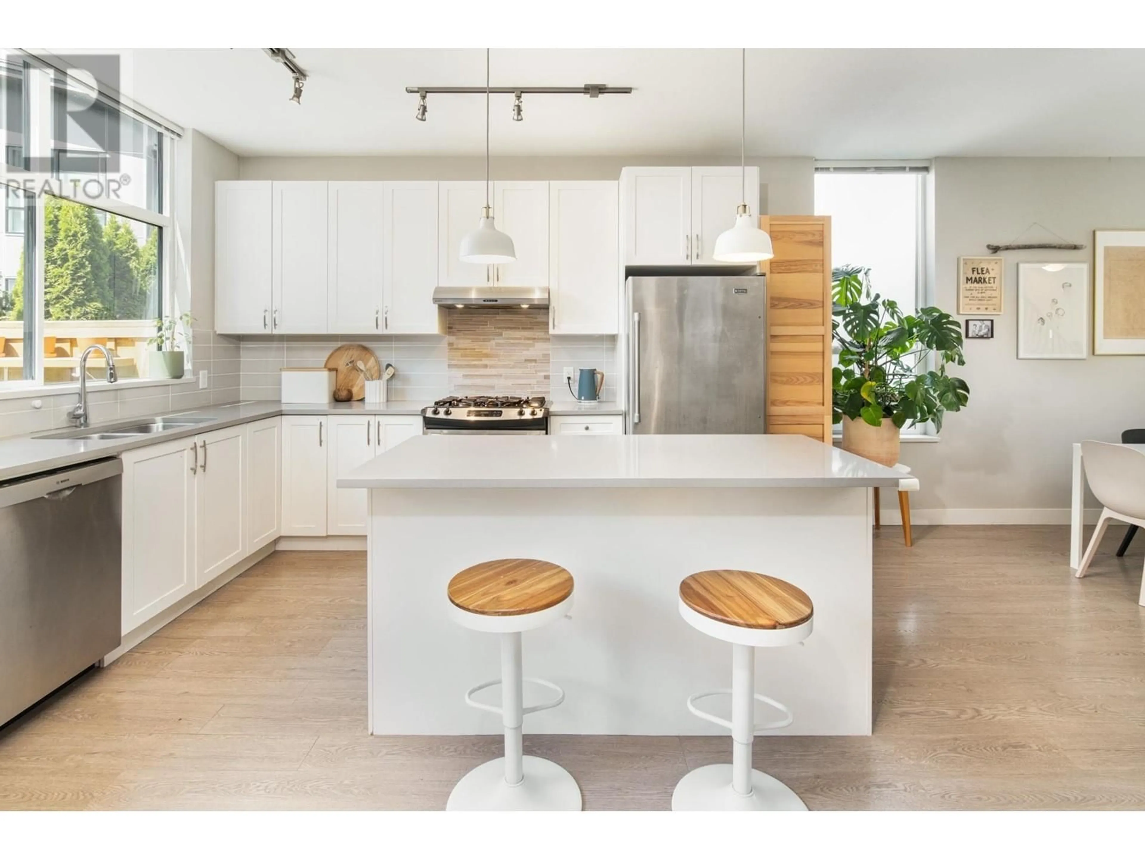 Open concept kitchen, unknown for 1218 SHANNON LANE, Squamish British Columbia V8B0V4