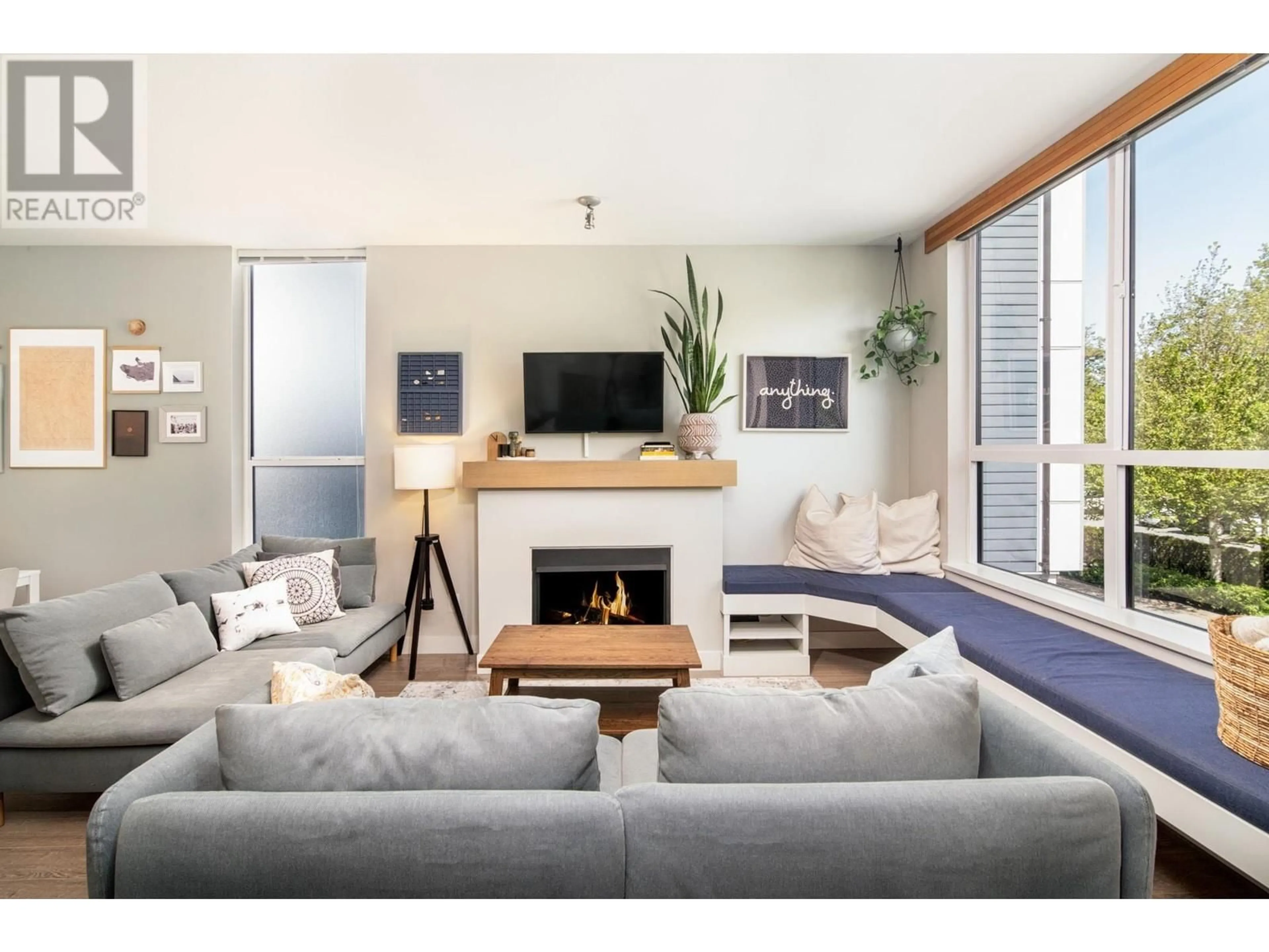 Living room with furniture, unknown for 1218 SHANNON LANE, Squamish British Columbia V8B0V4