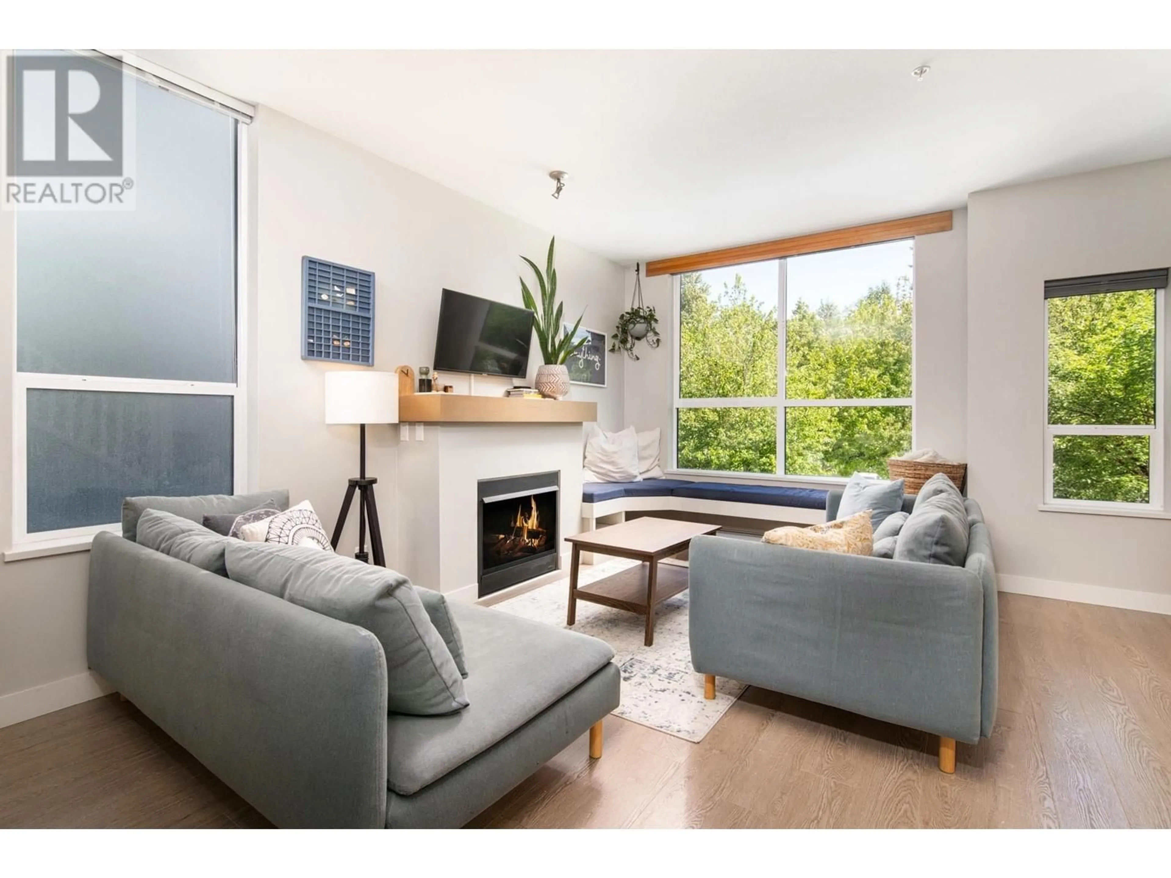 Living room with furniture, wood/laminate floor for 1218 SHANNON LANE, Squamish British Columbia V8B0V4