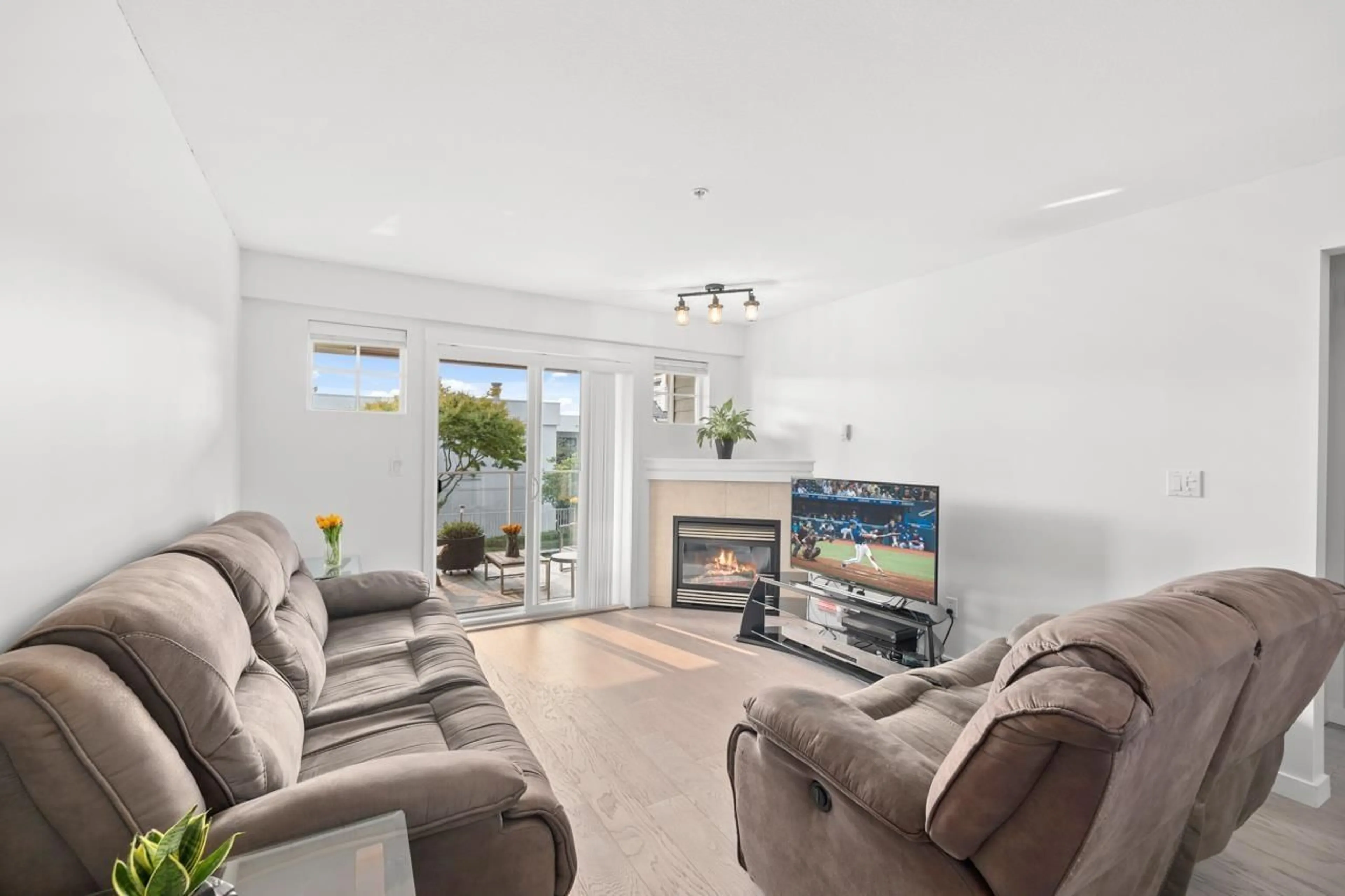 Living room with furniture, unknown for 211 - 15621 MARINE, White Rock British Columbia V4B1E1