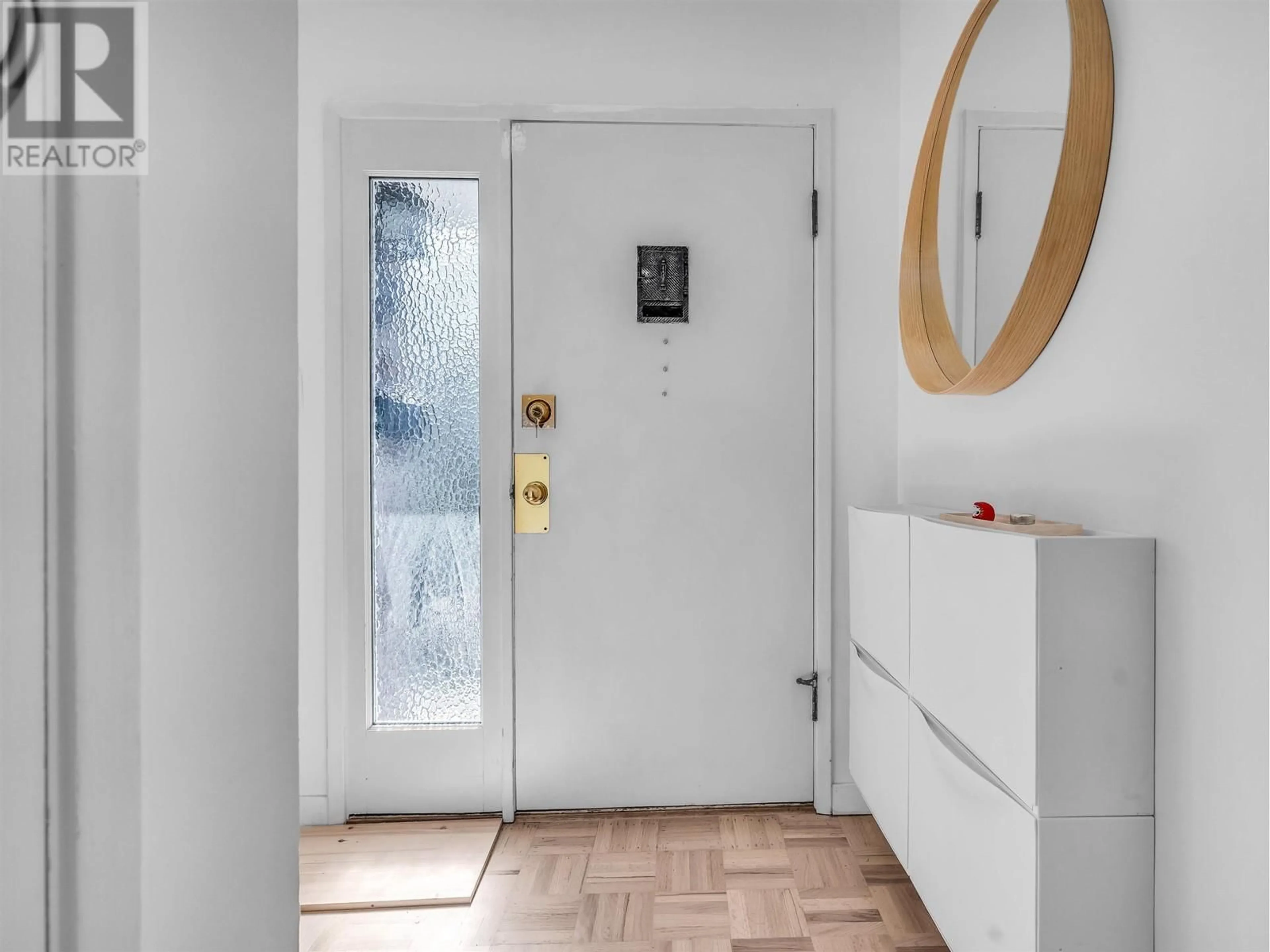 Indoor entryway for 331 HOLMES STREET, New Westminster British Columbia V3L4X7