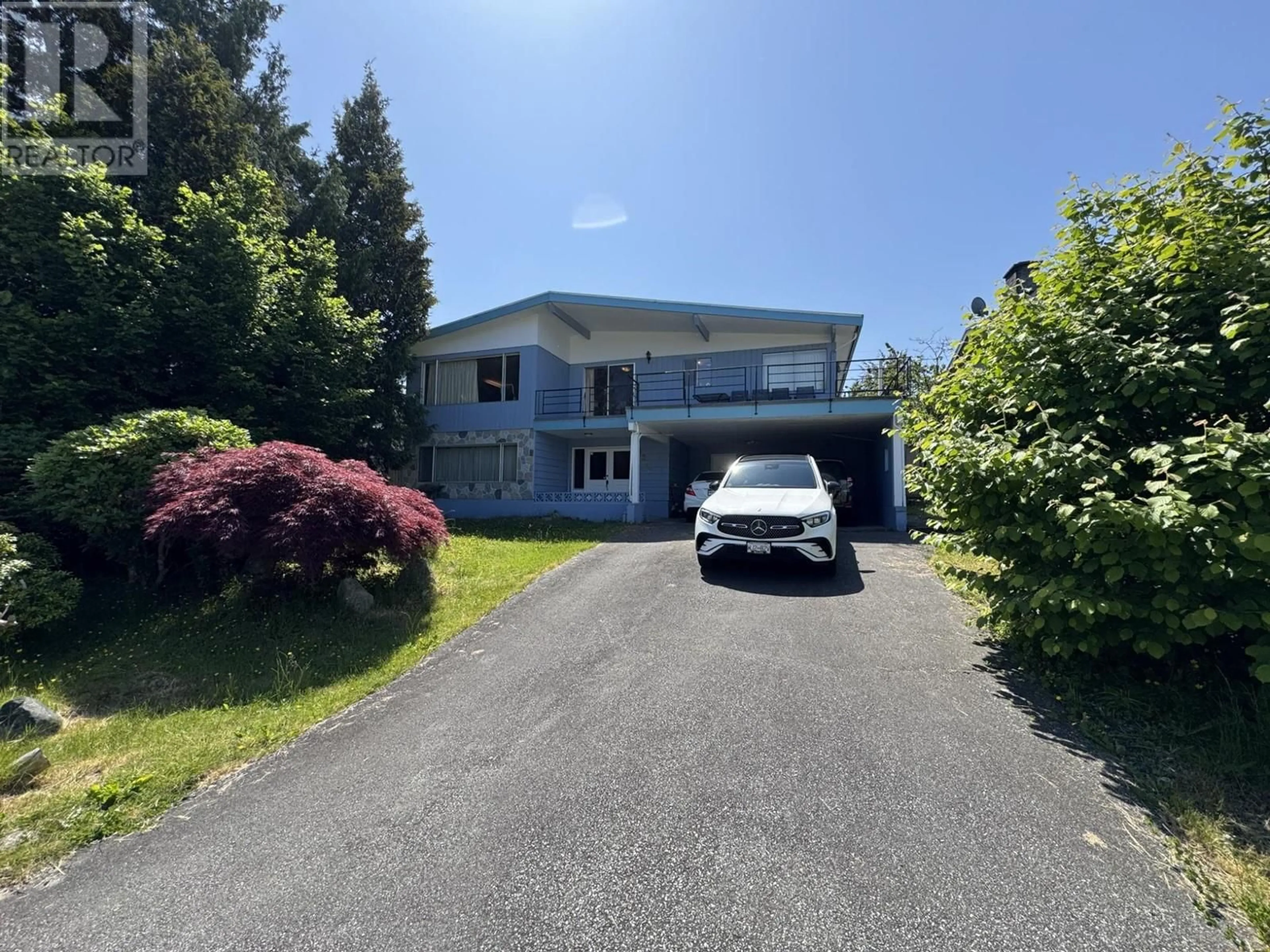 A pic from outside/outdoor area/front of a property/back of a property/a pic from drone, street for 6096 SERVICE STREET, Burnaby British Columbia V5H1V8